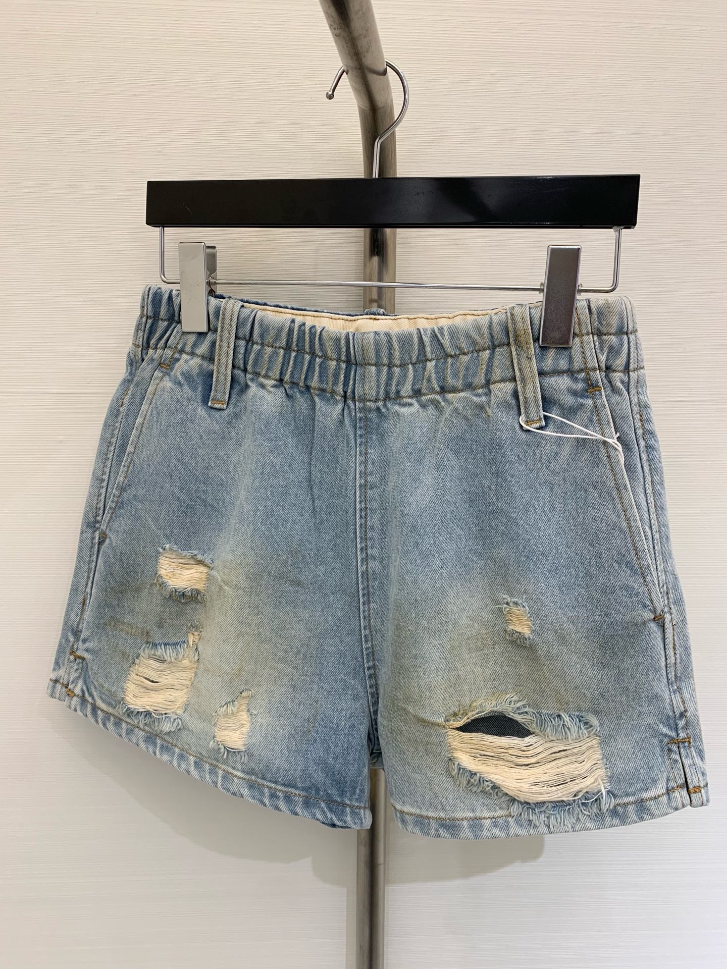NO:327710,New summer style ripped denim shorts, good-looking wash water, yardage, shorts, alexander wang19860909夏季新款 破洞牛仔短裤 洗水颜色好看 码数,,shorts,alexander wang,Women's clothing