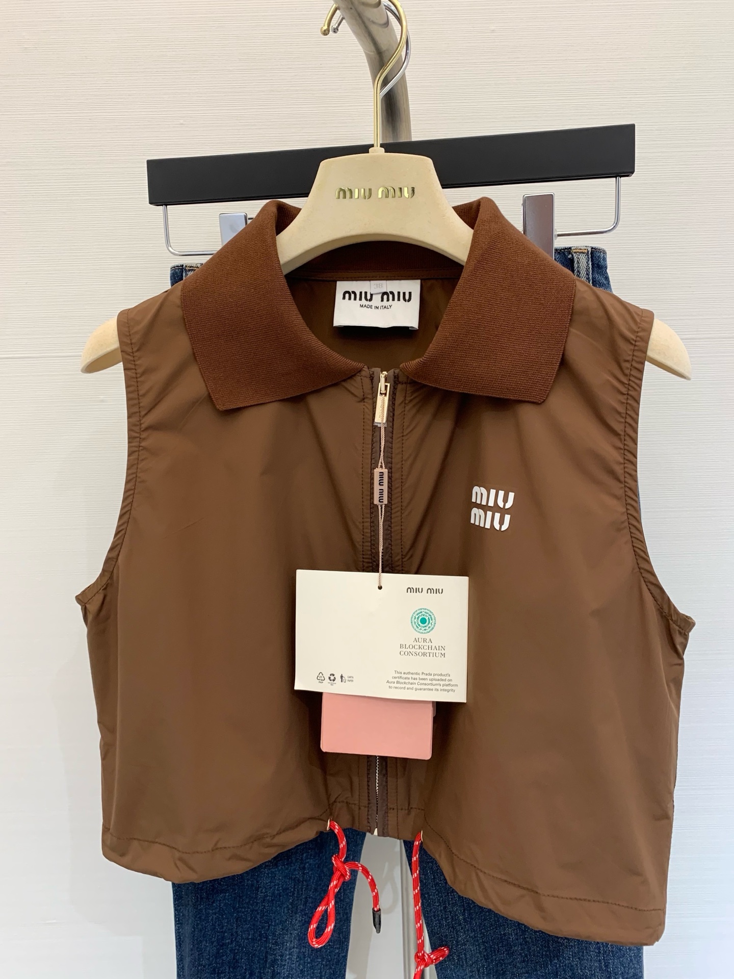 NO:332530,* New spring and summer products, high-zhishen caramel color imported memory silk sports style zippered vest!  The original custom fabric is light, comfortable and breathable, and the texture is amazing!  Contrast color wave embroidery craft webbing on the side!  Classic versatile and age-reducing girlish style!  Paired with leather-lipped red webbing, fashionable and handsome, sweet or salty!  It is versatile and not picky about others. It is beautiful!  Customized hardware accessories perfect workmanship quality depends on details Color caramel color black Size number, real silk, alexander wang19860909*  春夏新品 高智感焦糖色进口记忆真丝运动风拉链小马甲！原版定制面料轻盈舒适透气质感超赞！侧边撞色波浪刺绣工艺织带！经典百搭减龄少女风！搭配皮口红色织带时髦帅气可甜可盐！百搭不挑人上身美的不要不要的！定制五金配件完美做工品质看细节 颜色焦糖色 黑色 码数,,real silk,alexander wang,Women's clothing