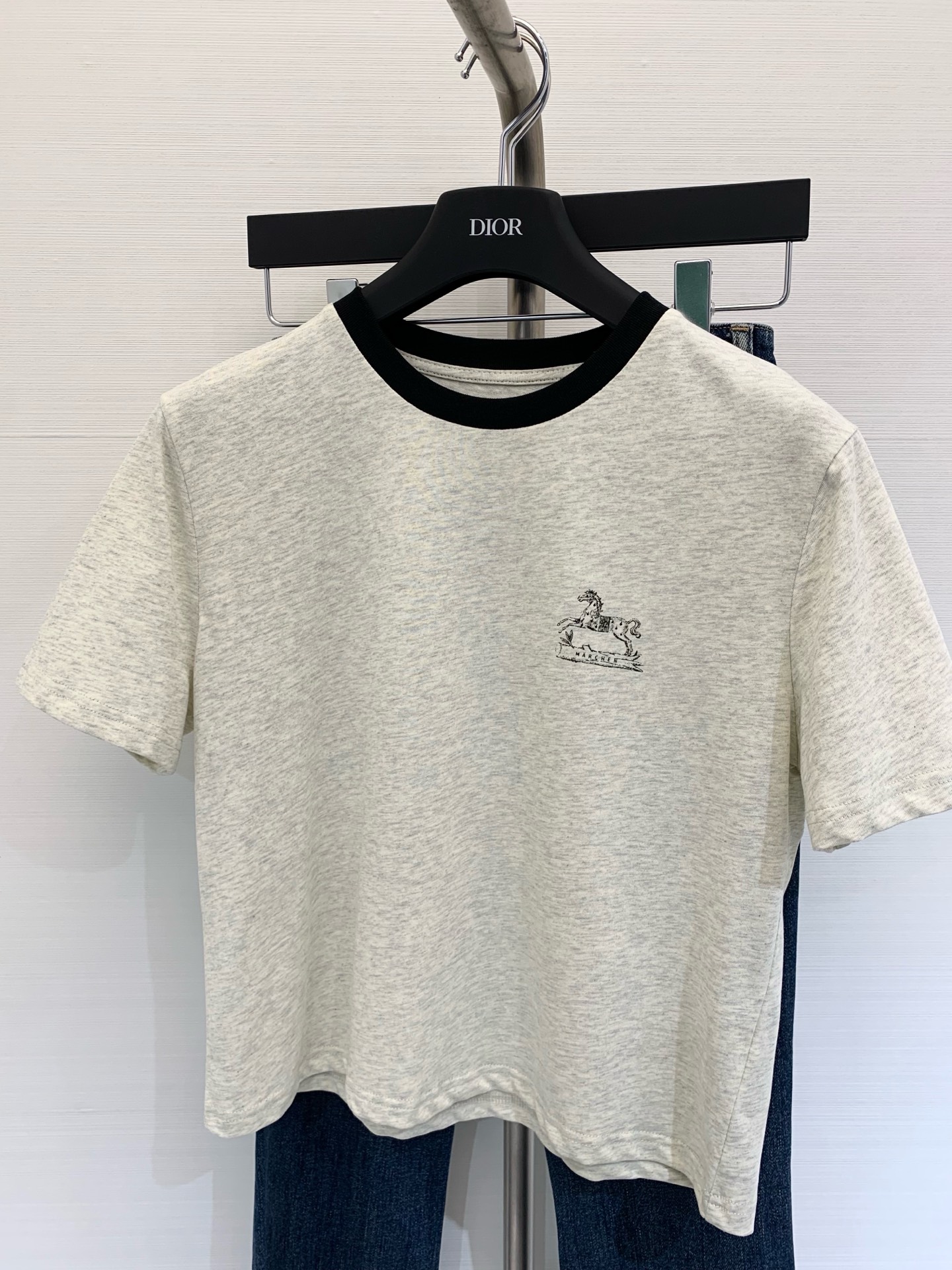 NO:328273,New spring and summer style hard candy cool round neck short-sleeved shirt, with original poetic patterns embellished with the front chest, pony in the rain, the overall bright colors combined with retro-style text and graphics, revealing the original spirit, the pure color born from the classical color green gray and white code number, T-shirt, alexander wang19860909春夏新款 硬糖清凉圆领短袖恤,前胸点缀上原创的诗意图案,雨中小马,整体鲜明的色彩配合复古风格的文字和图形,昭示着本来的精神,从古典中诞生的纯粹 颜色绿色 灰白 码数,,T-shirt,alexander wang,Women's clothing