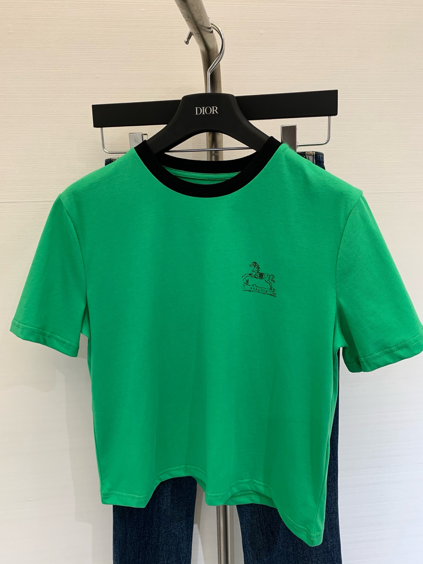 NO:328277,New spring and summer style hard candy cool round neck short-sleeved shirt, with original poetic patterns embellished with the front chest, pony in the rain, the overall bright colors combined with retro-style text and graphics, revealing the original spirit, the pure color born from the classical color green gray and white code number, T-shirt, alexander wang19860909春夏新款 硬糖清凉圆领短袖恤,前胸点缀上原创的诗意图案,雨中小马,整体鲜明的色彩配合复古风格的文字和图形,昭示着本来的精神,从古典中诞生的纯粹 颜色绿色 灰白 码数,,T-shirt,alexander wang,Women's clothing