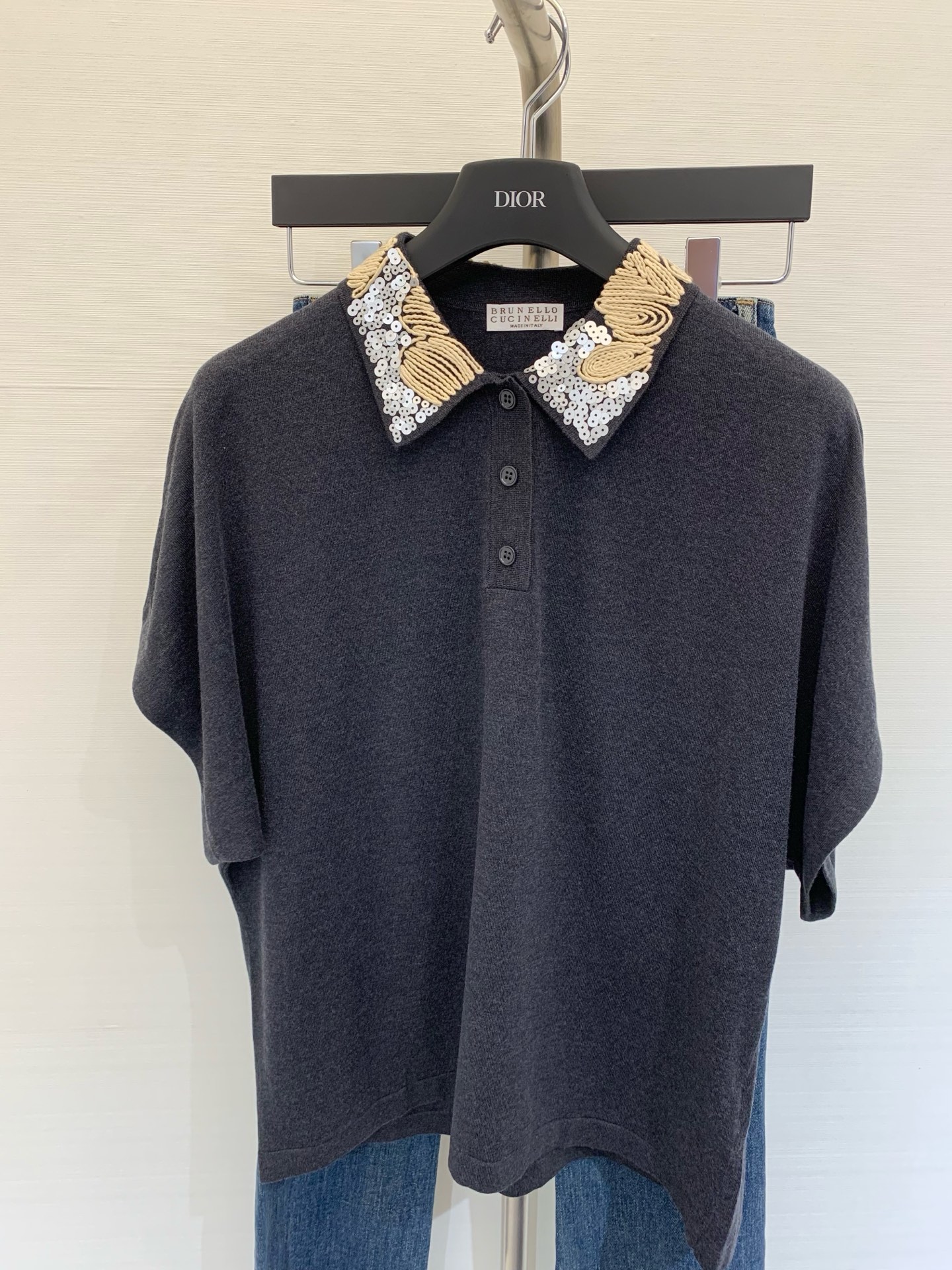 NO:328278,New summer style magnolia embroidered collar knitted short sleeves high-end casual old money style exquisite details and shiny details interpreted by soft techniques Sublimated the classic taste of this bead-floor cotton polo shirt The collar finish The floral decorative pattern with sequin embroidery is very elegant, which contrasts with the casual fabric, thus enhancing the charming charm of the polo shirt Light gray Dark gray Apricot color Number, T-shirt, alexander wang19860909夏季新款 玉兰花刺绣衣领针织短袖 高阶休闲老钱风 精美细节及以柔美手法演绎的闪亮细节 升华了这款珠地棉马球衫的经典品味 衣领饰面上 采用亮片刺绣的花卉装饰图案十分优雅 与休闲面料形成了鲜明对比 从而增强了马球衫的迷人魅力 颜色浅灰 深灰 杏色 码数,,T-shirt,alexander wang,Women's clothing