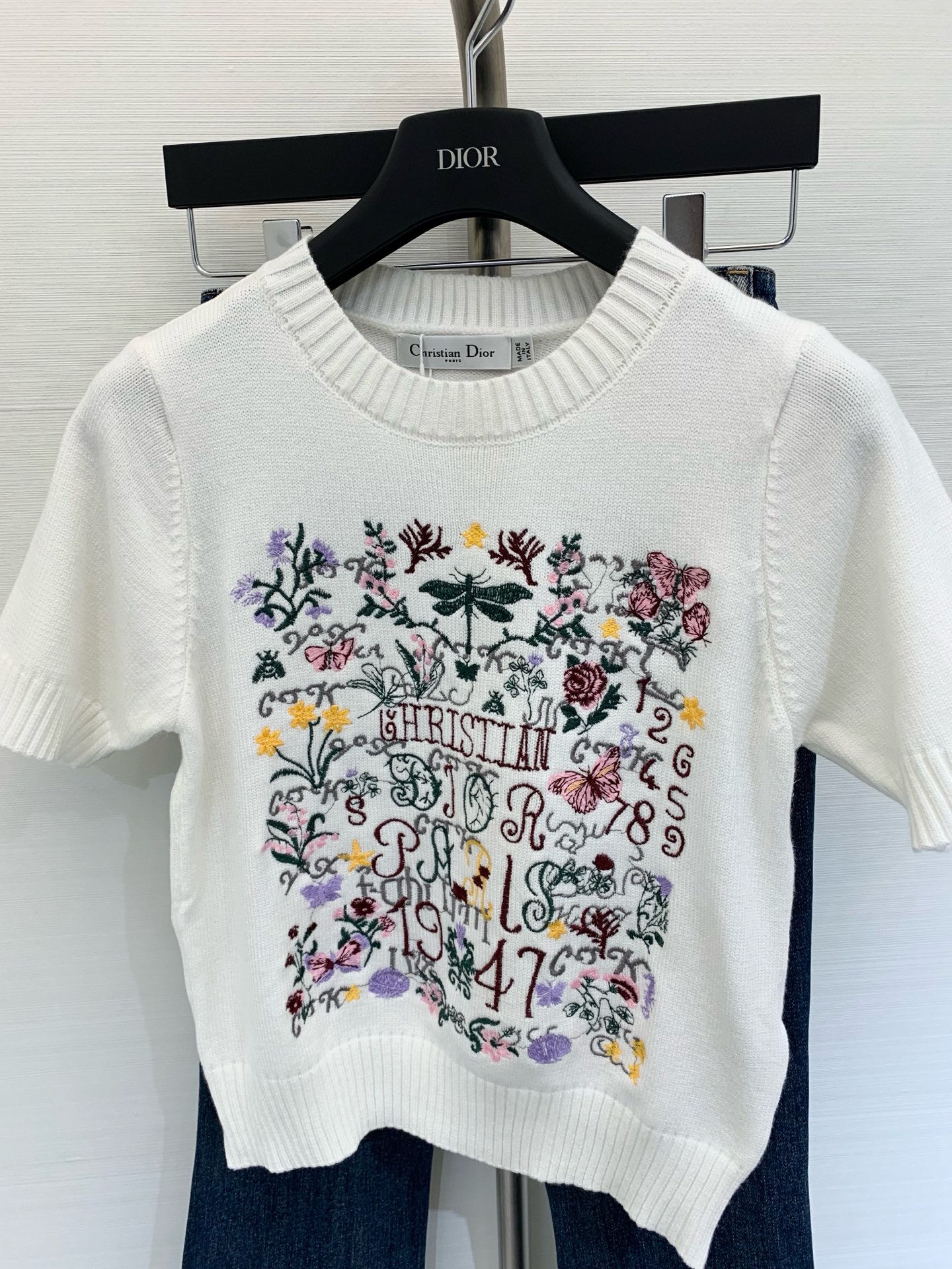 NO:328272,New embroidered logo short sleeve pattern embellishment and decoration, upper body makes it look slim and fashionable. Size //, T-shirt, alexander wang19860909新款 刺绣logo短袖 图案点缀修饰 上身顯瘦時尚 码数//,,T-shirt,alexander wang,Women's clothing