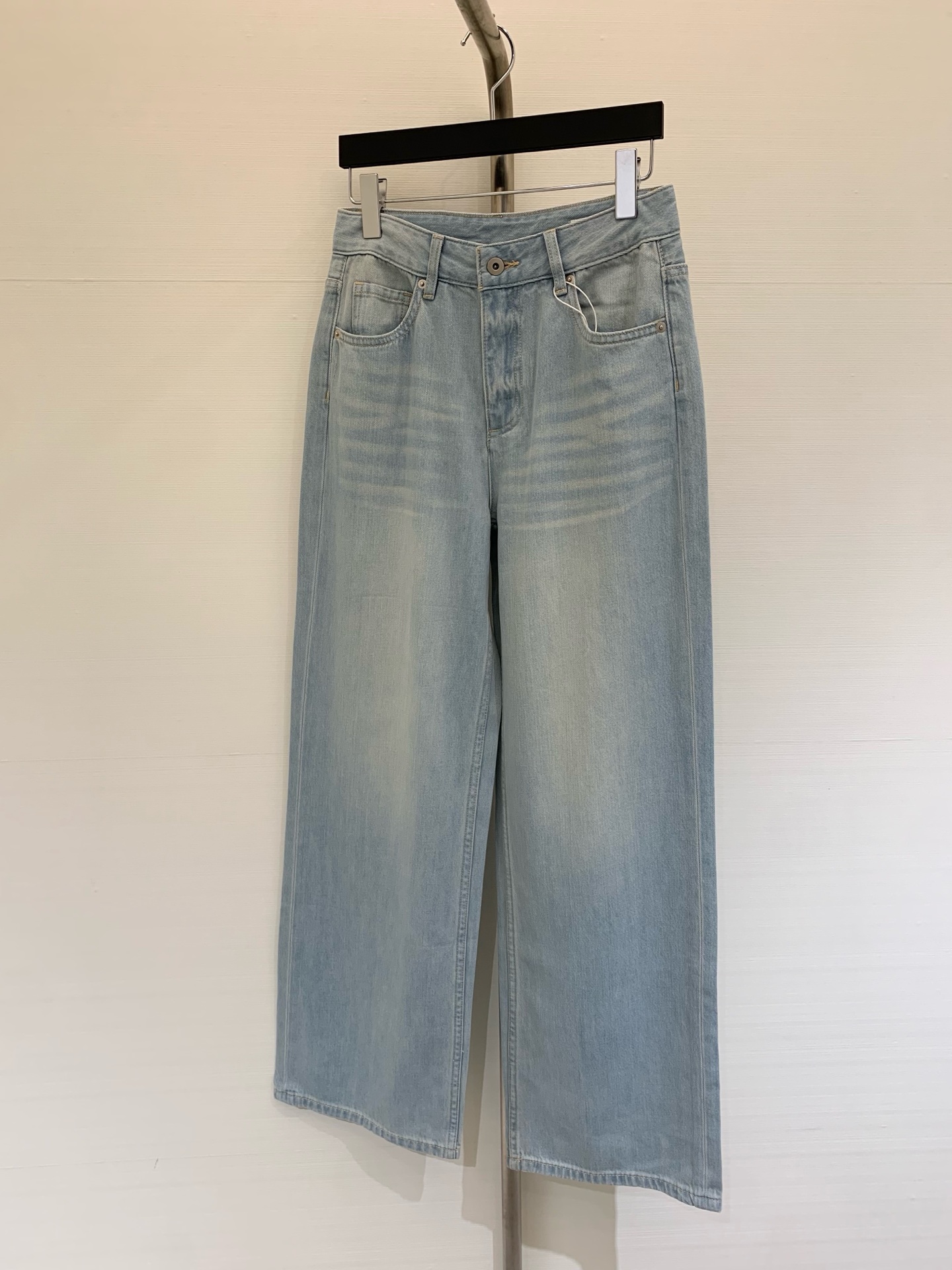 NO:328274,The latest spring and summer styles, retro light blue wash-up straight jeans, thin Tennis jeans that can also be worn in summer!  Very breathable, soft and drooping!  The straight-tube style is simply a walking long-legged artifact. It is not picky and versatile. It is easy to wear a jacket and shirt. The key is that it will never get out of date when worn. It is worth collecting. Retro light blue wash water is particularly versatile and durable. The details are also in place!  yard count - , jeans, jackets & coats,alexander wang19860909春夏最新款 复古浅蓝色洗水直筒牛仔裤 夏天也可以穿的薄款天丝牛仔裤！很透气很柔软很有垂感！直筒的版型 简直就是行走的显长腿神器 不挑人又百搭 外套恤随意搭 重点是穿多久都不会过时 值得收藏 复古浅蓝洗水 特别百搭耐看 细节也很到位！ 码数-,,jeans,jackets & coats,alexander wang,Women's clothing
