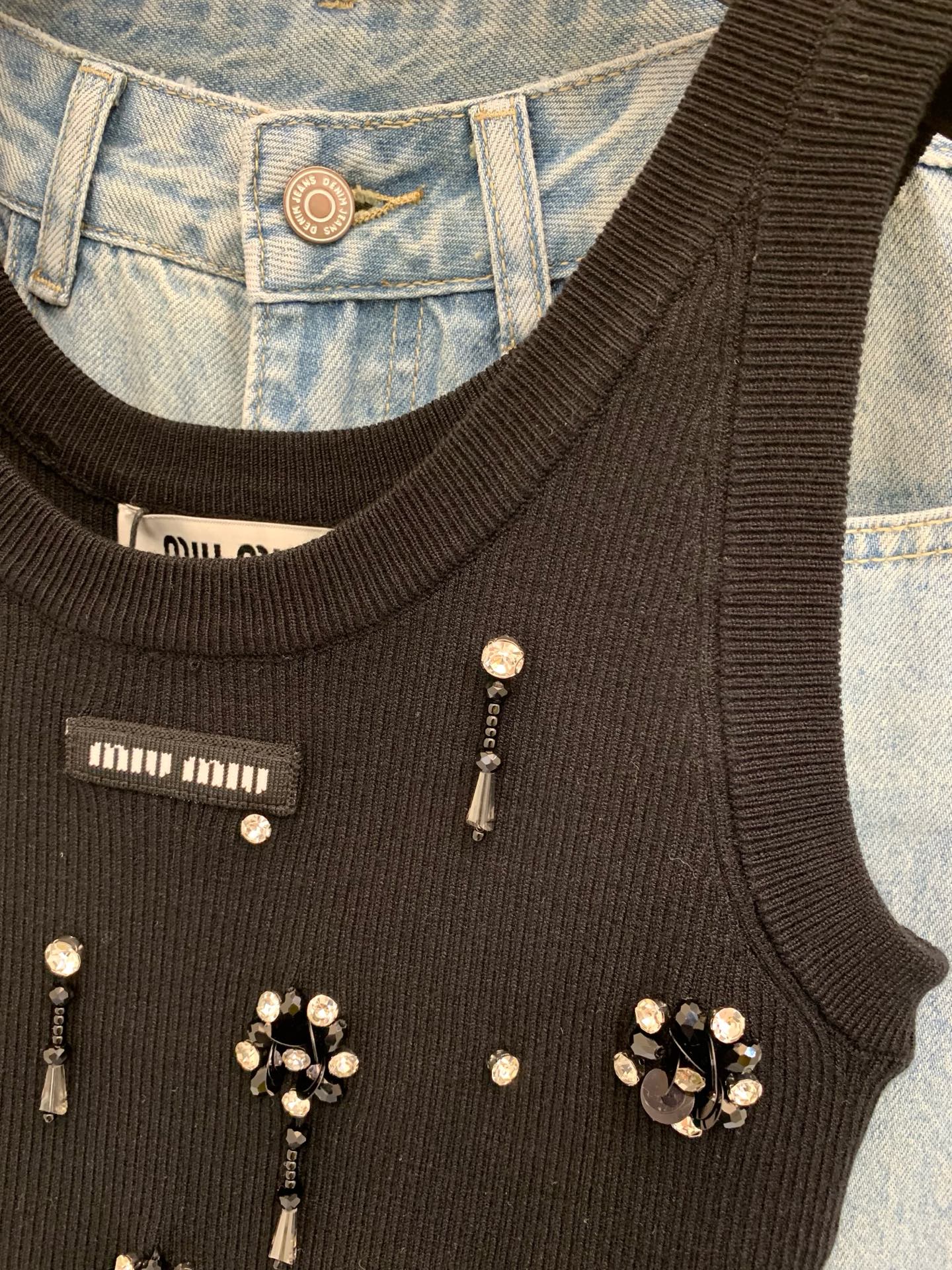 Miu Miu Rhinestone-Embellished Knit Top - Slim Fit, Versatile Style 6 i1745765594908 1161 0 4