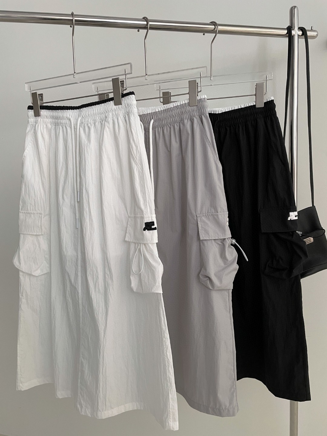 NO:451834,New summer style casual skirt, high-waist design, slim and slim, elastic belts are comfortable and convenient. The workwear pockets on both sides add practicality and design sense, and easily fit small items with their own body, and add color to the overall shape. Whether it is sports style, casual style or street style, you can easily control the color black, white and gray. Skirts, alexander wang19860909夏季新款 工装风休闲半身裙, 高腰设计修身显瘦,松紧腰带舒适便捷.两侧工装风口袋增添实用与设计感,轻松装下随身小物,同时为整体造型添彩,无论是运动风、休闲风还是街头风,都能轻松驾驭 颜色黑白灰 码数,,skirts,alexander wang,Women's clothing