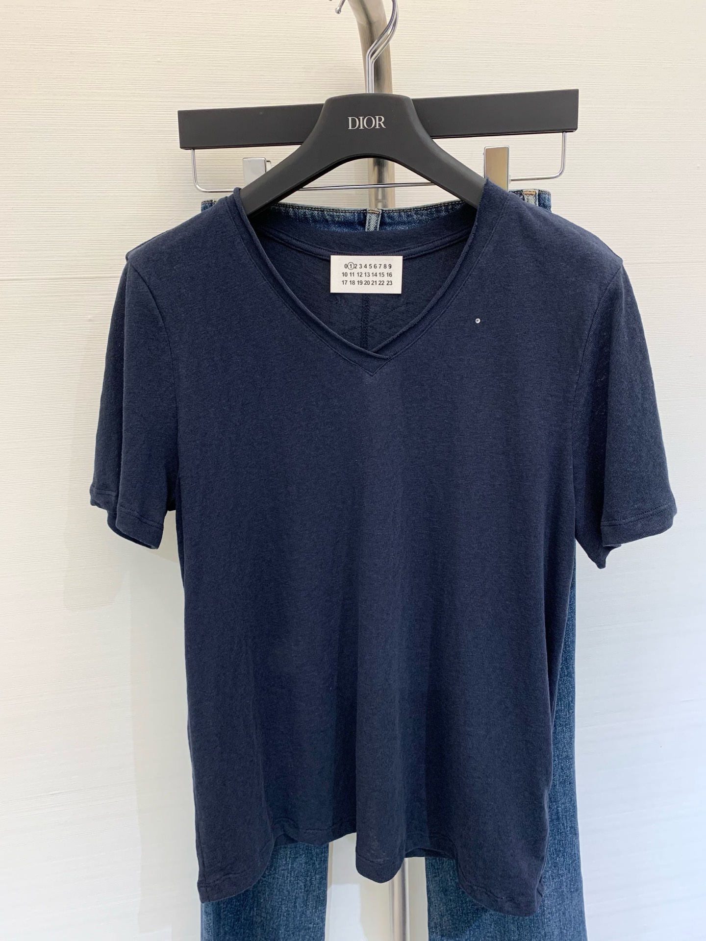 NO:331903,MM6 2025 new summer style V-neck thin transparent patch short-sleeved T-shirt Customized thin transparent comfortable cotton-blend fabric Refreshing and not stuffy V-neck splicing design is eye-catching The patch behind is very casual and natural The design feels very high-end Color hidden blue White SML, Masion Margiela, T-shirt,tees, t-shirt,alexander wang19860909MM6 2025 夏季新款 V领薄透贴布短袖T恤 定制薄透舒适的棉类混纺面料 清爽不闷热 V领拼接设计很亮眼 背后贴布非常随性自然 设计感很高级 颜色藏蓝 白色 码数SML,,masion margiela,T-shirt,tees，t-shirt,alexander wang,Women's clothing