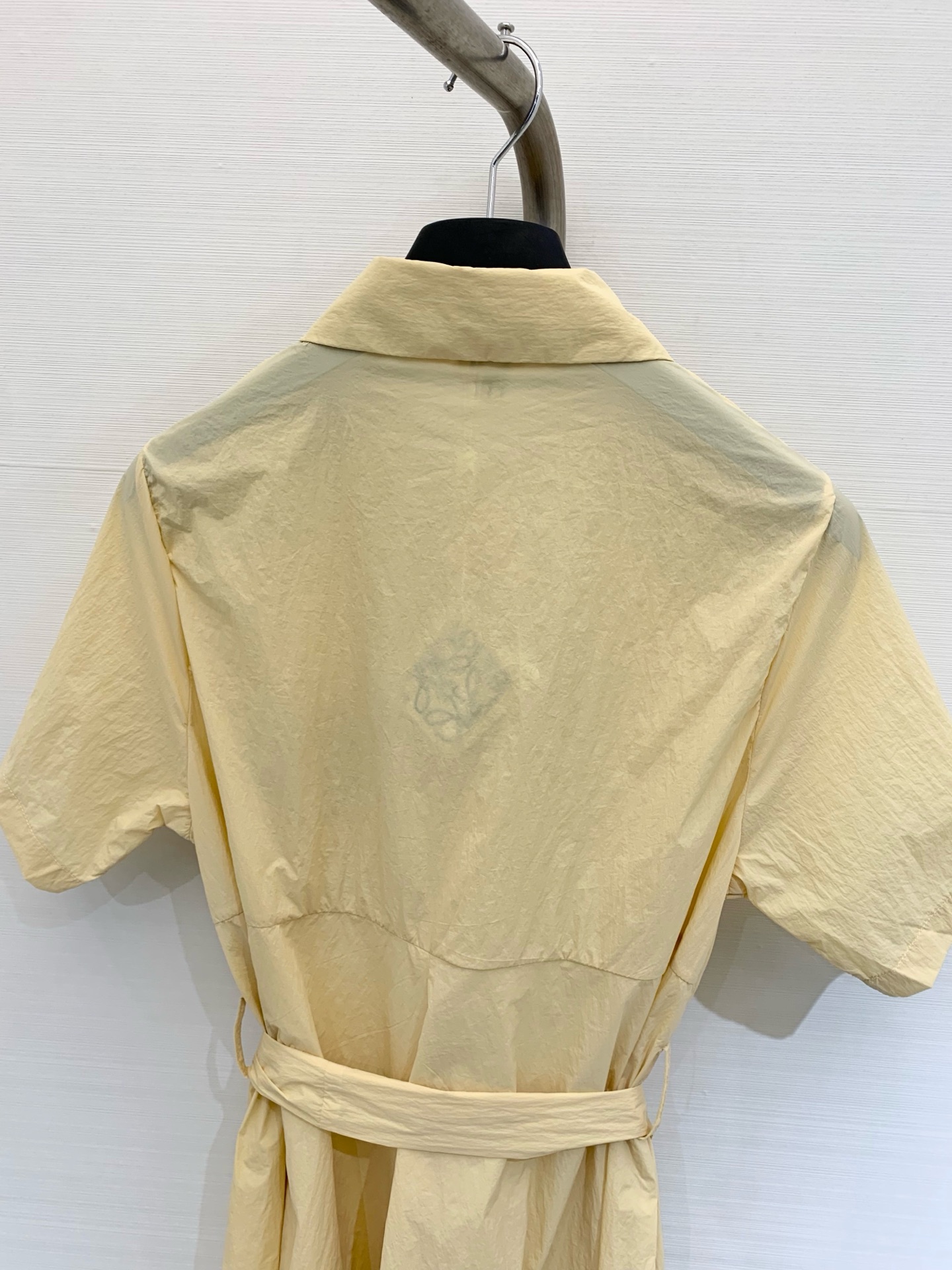 𝐋𝐎𝐄𝐖* 
𝟐𝟎𝟐𝟓𝐒𝐒 新款 收腰短袖连衣裙 轻盈粘胶纤维和亚麻印花布连衣裙，胸前口袋饰有𝐥𝐨𝐠𝐨精