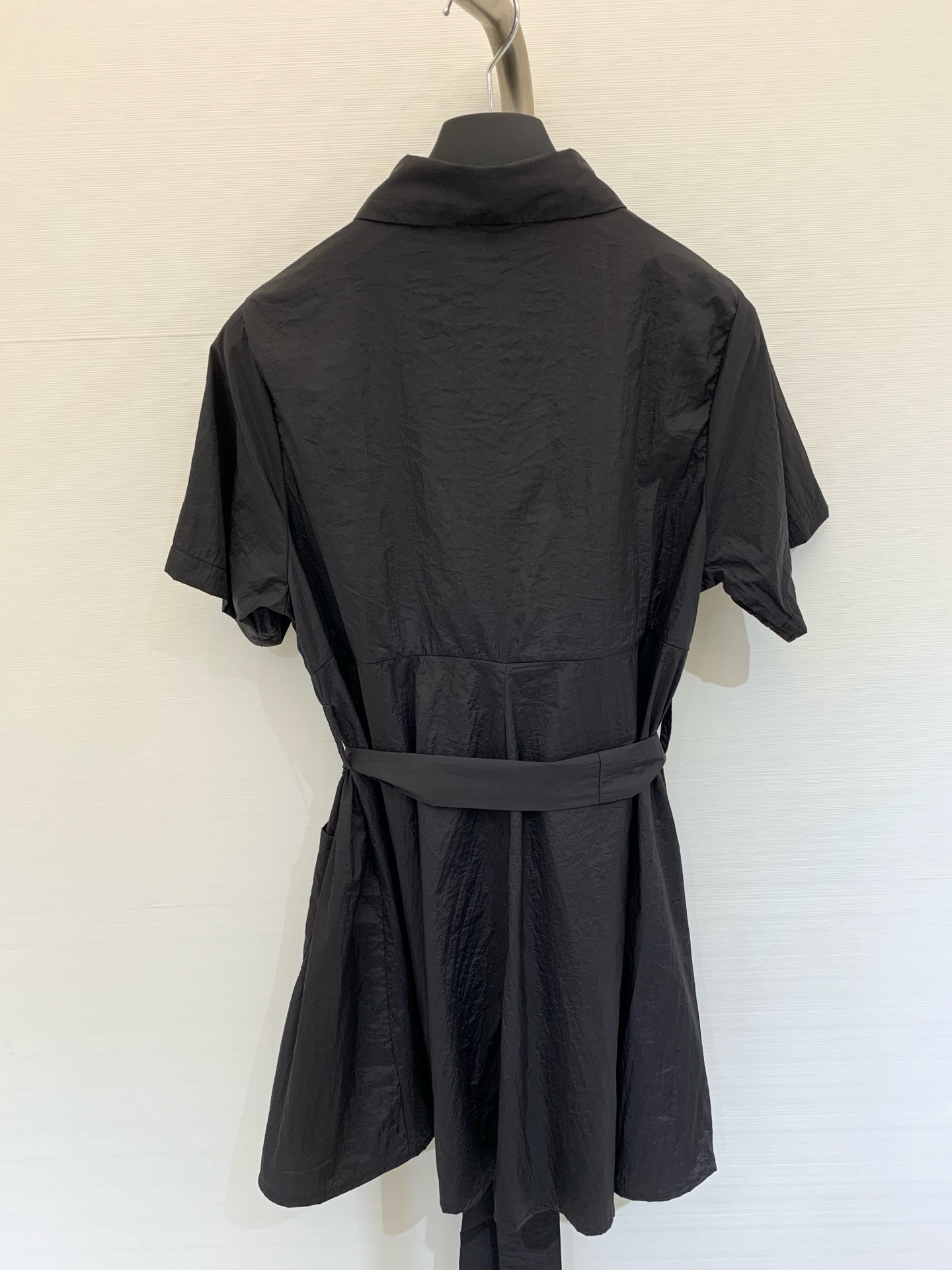 𝐋𝐎𝐄𝐖* 
𝟐𝟎𝟐𝟓𝐒𝐒 新款 收腰短袖连衣裙 轻盈粘胶纤维和亚麻印花布连衣裙，胸前口袋饰有𝐥𝐨𝐠𝐨精