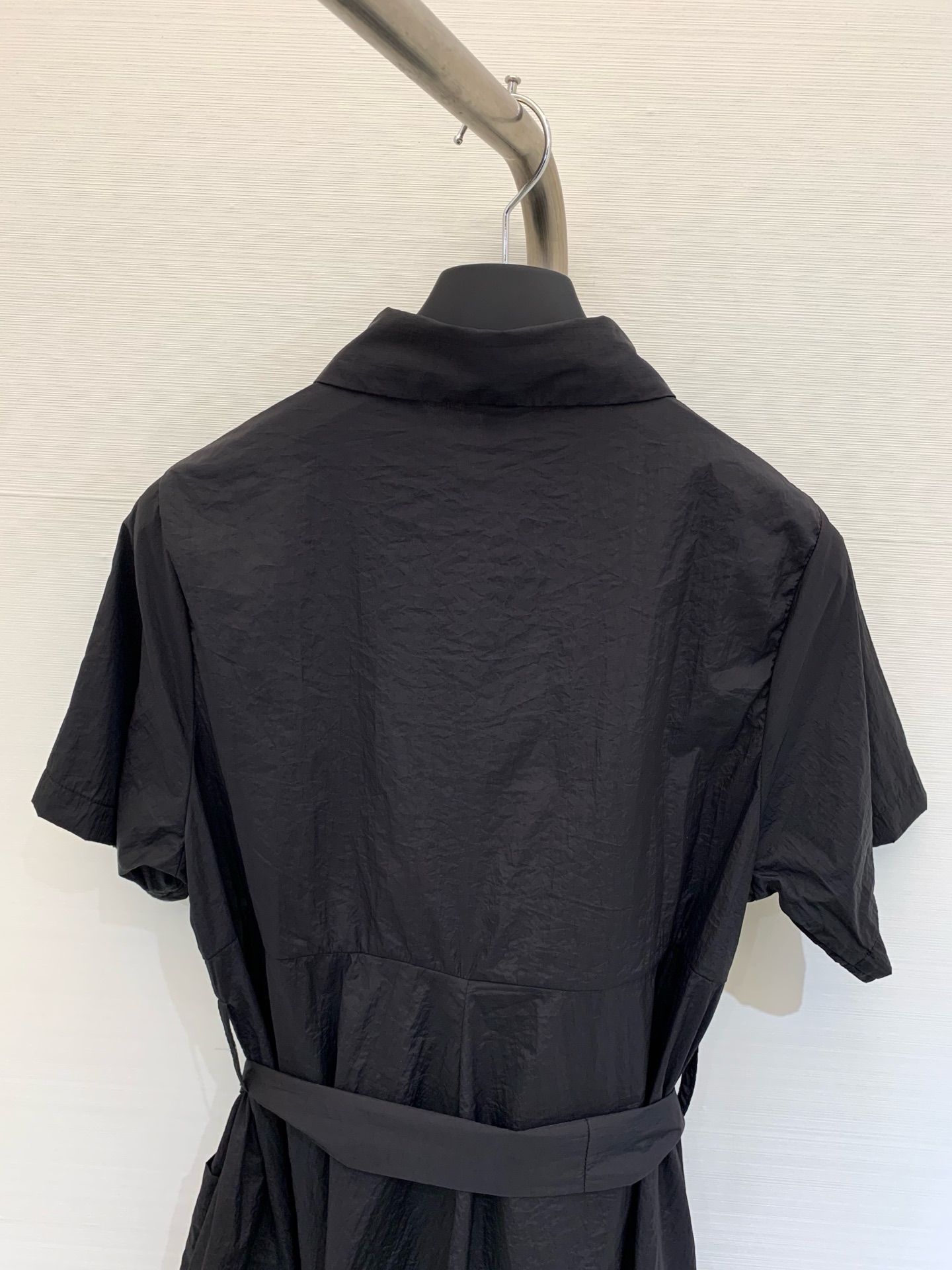 𝐋𝐎𝐄𝐖* 
𝟐𝟎𝟐𝟓𝐒𝐒 新款 收腰短袖连衣裙 轻盈粘胶纤维和亚麻印花布连衣裙，胸前口袋饰有𝐥𝐨𝐠𝐨精