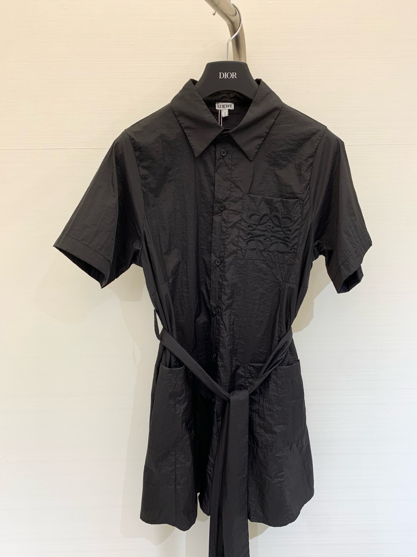 𝐋𝐎𝐄𝐖* 
𝟐𝟎𝟐𝟓𝐒𝐒 新款 收腰短袖连衣裙 轻盈粘胶纤维和亚麻印花布连衣裙，胸前口袋饰有𝐥𝐨𝐠𝐨精