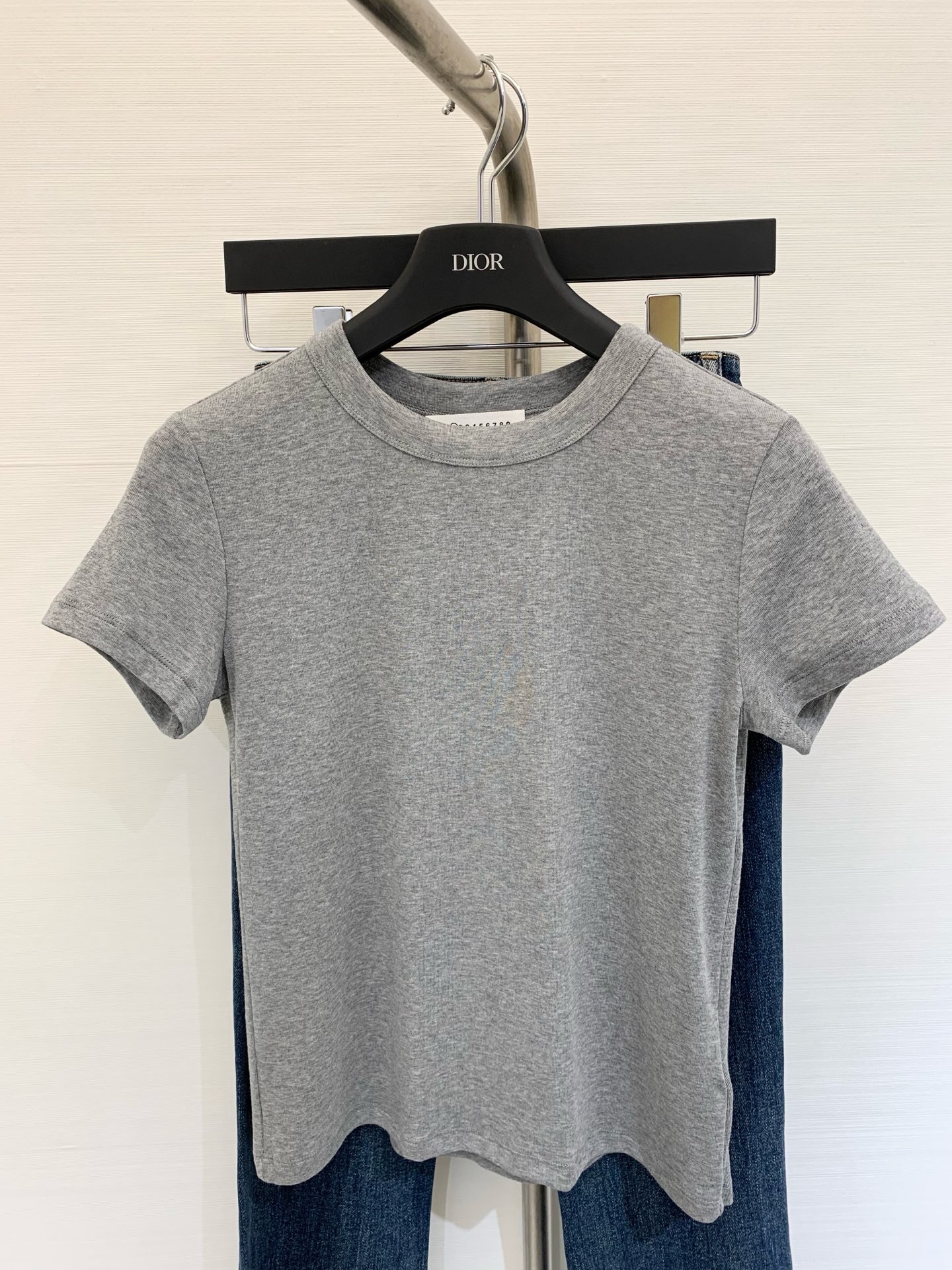 NO:331871,New summer style solid color round neck shirt, hand-sewn craftsmanship on the back, small details are very high-end, small version can better highlight the figure, all cotton fabric, lighter and more natural texture, round neck modify the neck line curve, daily matching with simple jeans, easily create a fashionable and lazy feeling. Color white gray Size, jeans, alexander wang19860909夏季新款 纯色圆领恤,背后波浪纹手工缝制工艺,小细节非常高级,小版型更能凸显身材,全棉面料,轻盈更显自然质感,圆领修饰颈部线条曲线,日常搭配简单牛仔裤,轻松营造时尚慵懒感 颜色白色 灰色 码数,,jeans,alexander wang,Women's clothing