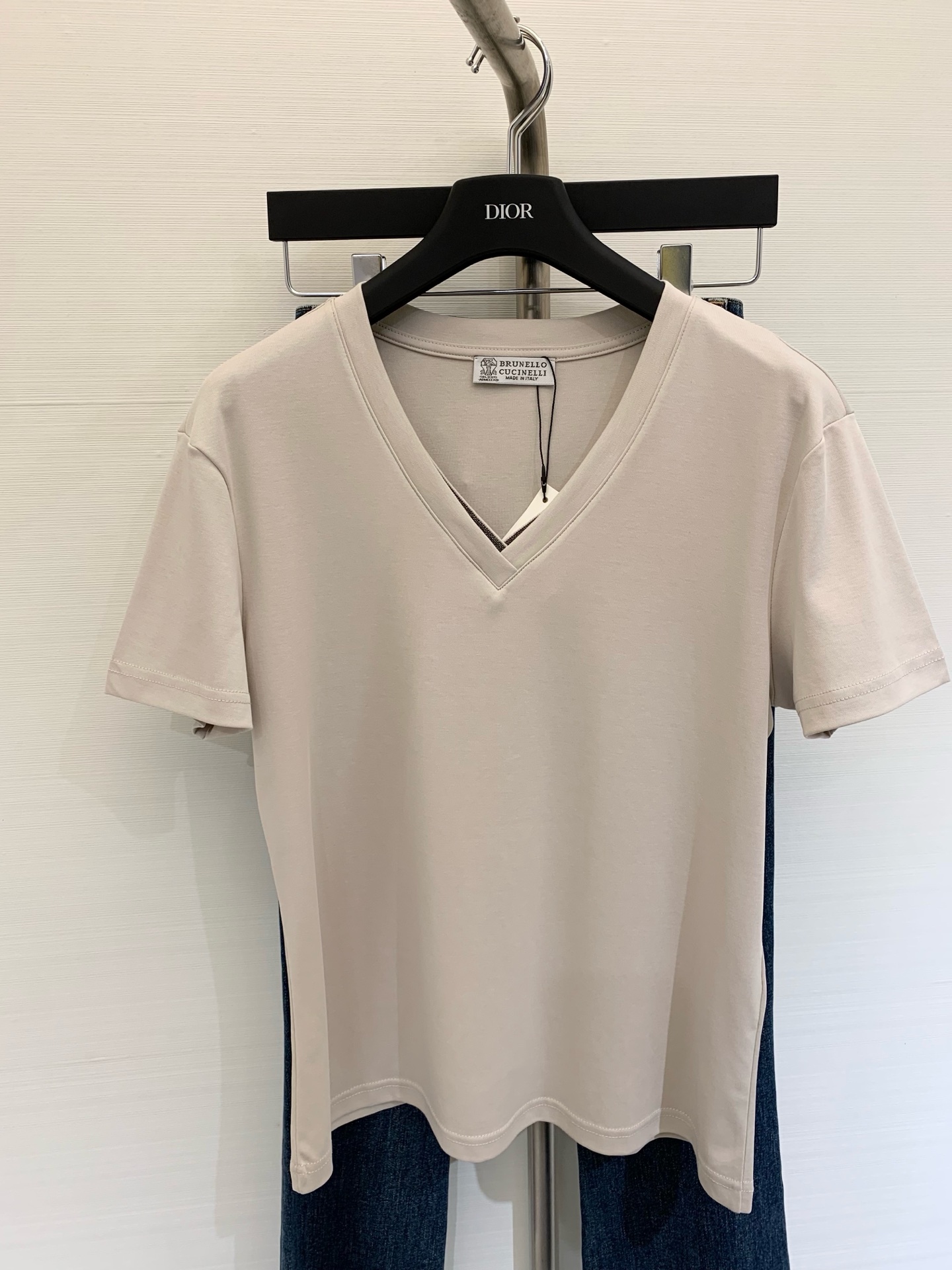 NO:331867,New summer style, bead chain collar shirt, same style, fabric draped and textured, loose style with slightly shoulder-falling, tolerance to the figure, casual and not exaggerated, neckline bead chain embellishment, fashionable and not monotonous, high cotton content, delicate fried chicken color, apricot color, white, size, alexander wang19860909夏季新款 珠链领恤 同款 面料垂顺有质感 轻微落肩的宽松款 对身材包容度 随性又不夸张 领口珠链点缀 时髦不单调 高含棉量 手感炒鸡细腻 颜色杏色 白色 码数,,alexander wang,Women's clothing