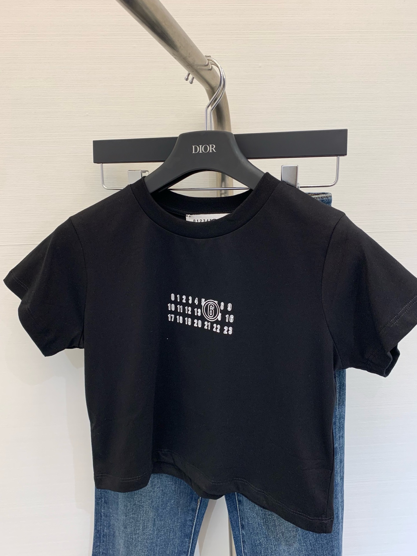 NO:331873,New summer products, small-size printed short-sleeved shirt, exquisite short-sleeved upper body, huge slim!  Large factory craftsmanship is low-key and luxurious!  A must-have item for fashionable things unlocks all outfits!  Color black white code number, T-shirt,alexander wang19860909夏季新品 小版型印花短袖恤 精致短版型上身巨显瘦！大工厂工艺低调奢华！时髦精必备单品解锁所有穿搭！ 颜色黑色 白色 码数,,T-shirt,alexander wang,Women's clothing