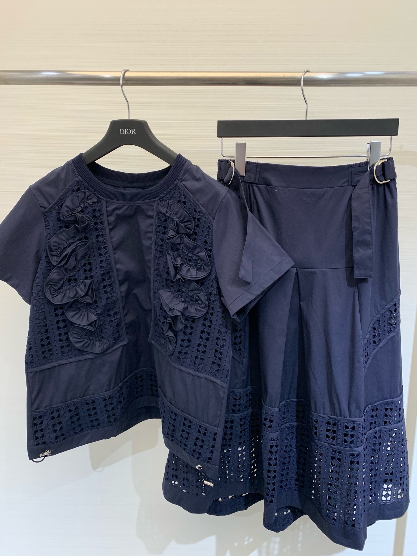 NO:331879,New summer models series cotton hollow spliced ​​flower short-sleeved shirt heavy industry models very complicated craftsmanship unique iconic hollowing craftsmanship The upper body is very exquisite and high-end Size, T-shirt, alexander wang19860909夏季新款 系列款 棉质镂空拼接花朵短袖恤 重工款 工艺非常繁琐 独特的标志性镂空工艺 上身非常精致高级 码数,,T-shirt,alexander wang,Women's clothing