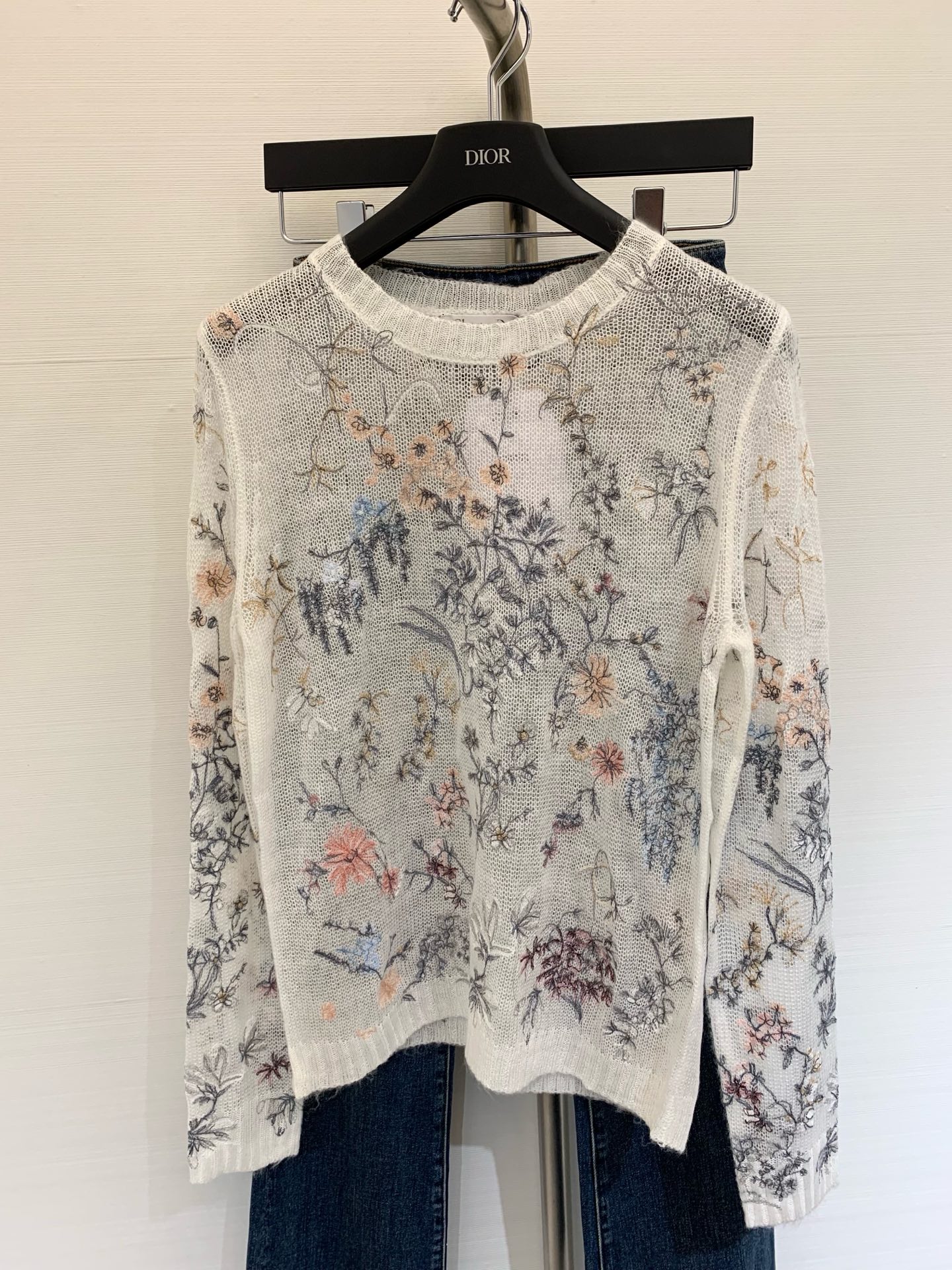 NO:331883,Dior 2025 summer new style, exquisite flower and grass embroidered pullover sweater, elegantly launched, showing the luxurious texture, the perfect fusion of fashion and art Color white Black SML, dior, alexander wang19860909Dior 2025 夏季新款 满身精致花草刺绣套头针织衫 优雅上线,尽显奢华质感,时尚与艺术的完美融合 颜色白色 黑色 码数SML,,dior,alexander wang,Women's clothing