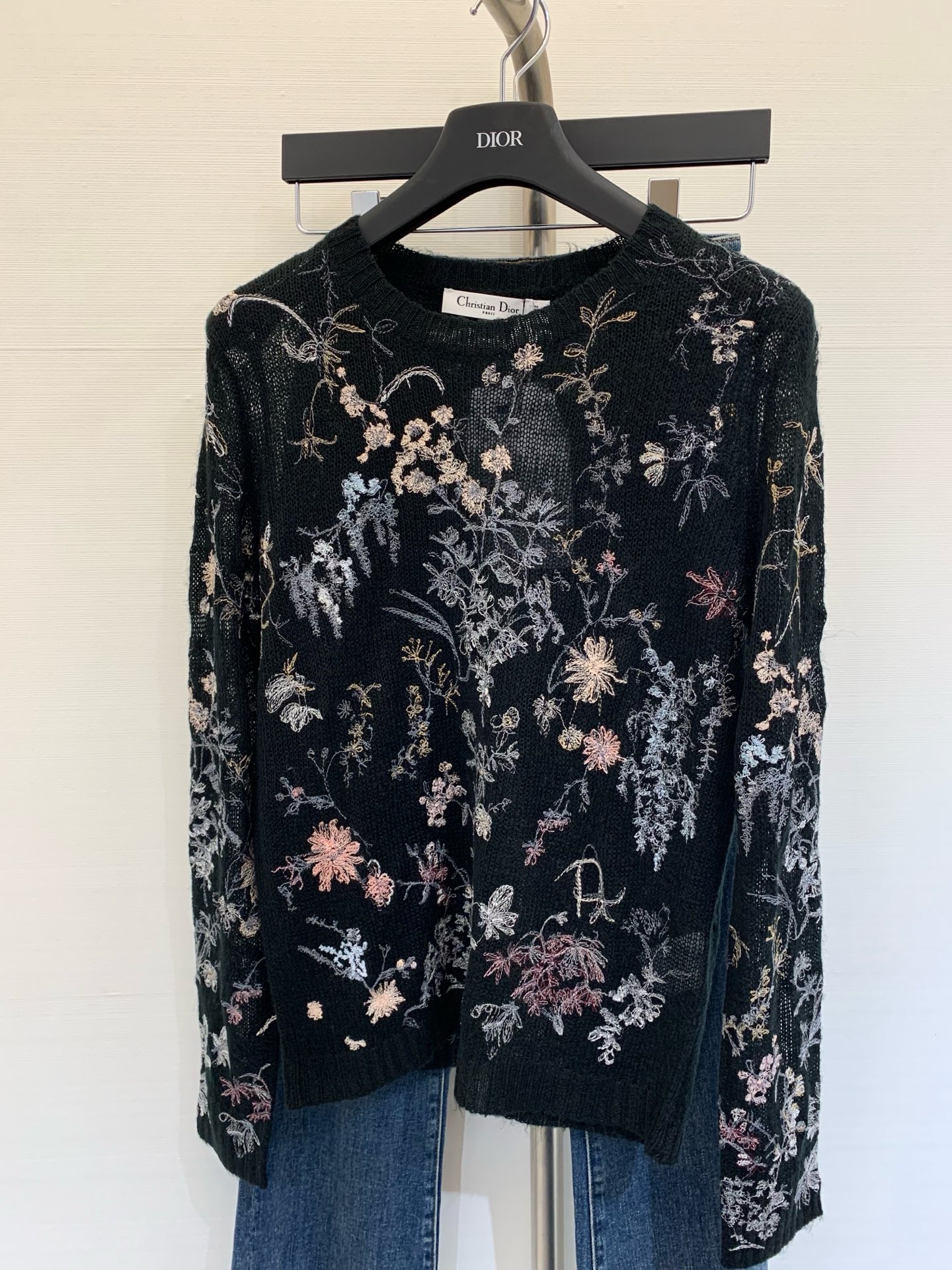 NO:331887,Dior 2025 summer new style, exquisite flower and grass embroidered pullover sweater, elegantly launched, showing the luxurious texture, the perfect fusion of fashion and art Color white Black SML, dior, alexander wang19860909Dior 2025 夏季新款 满身精致花草刺绣套头针织衫 优雅上线,尽显奢华质感,时尚与艺术的完美融合 颜色白色 黑色 码数SML,,dior,alexander wang,Women's clothing