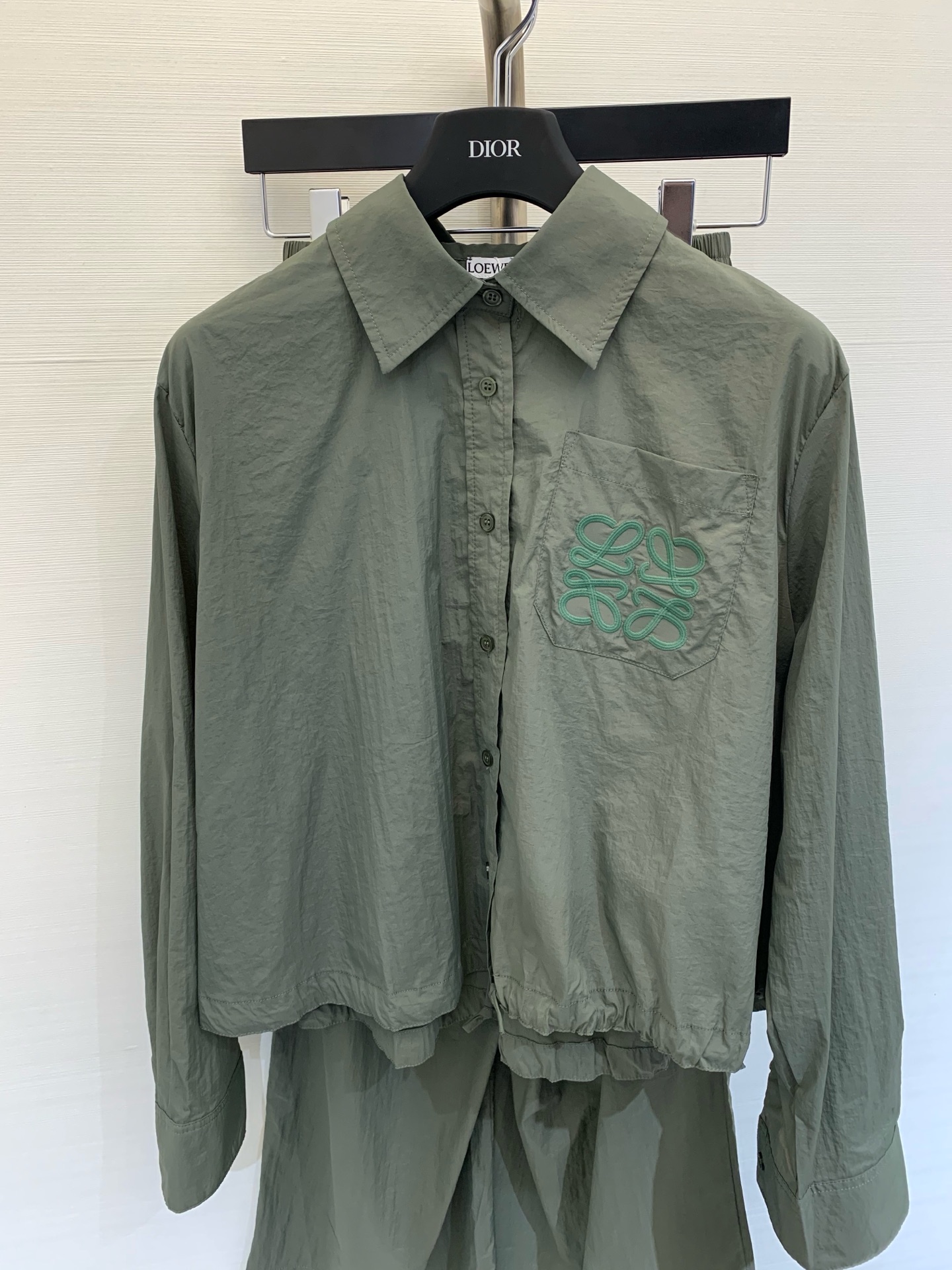 NO:331899,Loew* 2025SS New logo drawstring jacket nine-point pants set Customized YB twill fabric Multi-washed soft and skin-friendly versatile plain color Pocket totem complements the brand style Compatible with the same series nine-point pants, wide-leg style to accommodate body, easily highlight the charm of long legs, full set of loose outfits, and very good to match separately. Dark green, light yellow, white SML, Loewe, jackets & coats, alexander wang19860909Loew* 2025SS 新款 徽标抽绳外套九分裤套装 定制YB斜纹面料 多重水洗 柔软亲肤 百搭耐看素色 口袋图腾与品牌格调相得益彰 搭配同系列九分裤 阔腿版型包容身材 轻松突出长腿魅力 成套穿搭松弛满分 分开搭配也是很赞 颜色墨绿 浅黄 白色 码数SML,,loewe,jackets & coats,alexander wang,Women's clothing