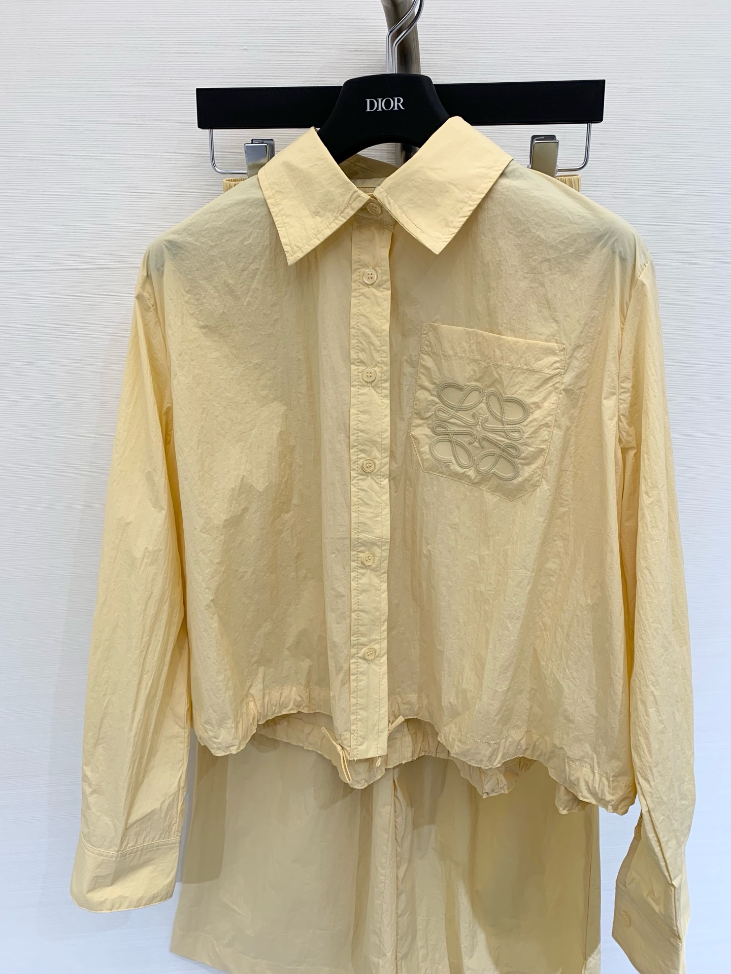 NO:331905,Loew* 2025SS New logo drawstring jacket nine-point pants set Customized YB twill fabric Multi-washed soft and skin-friendly versatile plain color Pocket totem complements the brand style Compatible with the same series nine-point pants, wide-leg style to accommodate body, easily highlight the charm of long legs, full set of loose outfits, and very good to match separately. Dark green, light yellow, white SML, Loewe, jackets & coats, alexander wang19860909Loew* 2025SS 新款 徽标抽绳外套九分裤套装 定制YB斜纹面料 多重水洗 柔软亲肤 百搭耐看素色 口袋图腾与品牌格调相得益彰 搭配同系列九分裤 阔腿版型包容身材 轻松突出长腿魅力 成套穿搭松弛满分 分开搭配也是很赞 颜色墨绿 浅黄 白色 码数SML,,loewe,jackets & coats,alexander wang,Women's clothing