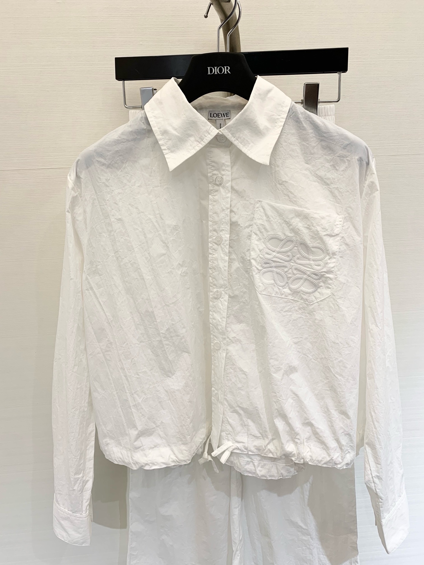 NO:331911,Loew* 2025SS New logo drawstring jacket nine-point pants set Customized YB twill fabric Multi-washed soft and skin-friendly versatile plain color Pocket totem complements the brand style Compatible with the same series nine-point pants, wide-leg style to accommodate body, easily highlight the charm of long legs, full set of loose outfits, and very good to match separately. Dark green, light yellow, white SML, Loewe, jackets & coats, alexander wang19860909Loew* 2025SS 新款 徽标抽绳外套九分裤套装 定制YB斜纹面料 多重水洗 柔软亲肤 百搭耐看素色 口袋图腾与品牌格调相得益彰 搭配同系列九分裤 阔腿版型包容身材 轻松突出长腿魅力 成套穿搭松弛满分 分开搭配也是很赞 颜色墨绿 浅黄 白色 码数SML,,loewe,jackets & coats,alexander wang,Women's clothing