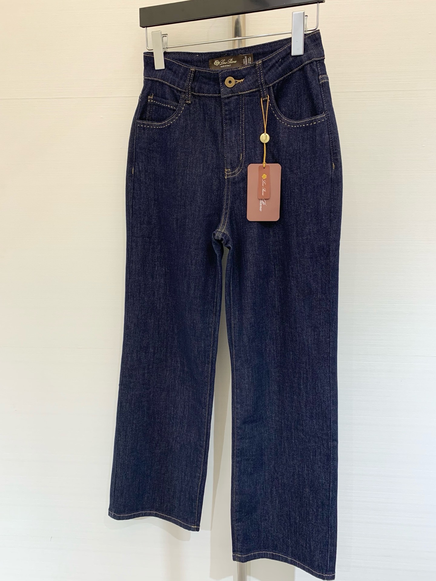 NO:331891,LP 2025 new summer style, wash color straight jeans, unique tailoring, the top body is absolutely king jeans, the pants are really incredible, the high waist straight loose style, the right trouser length, stretched leg lines, color hidden blue, white, SMLXL, loro piana, jeans, alexander wang19860909LP 2025 夏季新款 水洗色直筒牛仔裤 独特剪裁 上身绝对王炸牛仔裤 裤型质感真的绝了 高腰直筒宽松的版型 恰好的裤长 拉伸腿部线条 颜色藏蓝 白色 码数SMLXL,,loro piana,jeans,alexander wang,Women's clothing