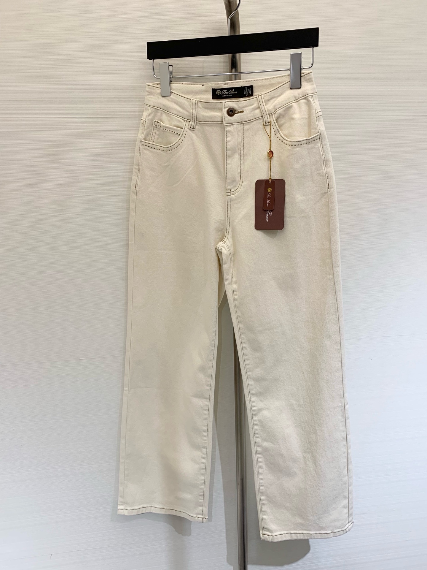 NO:331897,LP 2025 new summer style, wash color straight jeans, unique tailoring, the top body is absolutely king jeans, the pants are really incredible, the high waist straight loose style, the right trouser length, stretched leg lines, color hidden blue, white, SMLXL, loro piana, jeans, alexander wang19860909LP 2025 夏季新款 水洗色直筒牛仔裤 独特剪裁 上身绝对王炸牛仔裤 裤型质感真的绝了 高腰直筒宽松的版型 恰好的裤长 拉伸腿部线条 颜色藏蓝 白色 码数SMLXL,,loro piana,jeans,alexander wang,Women's clothing