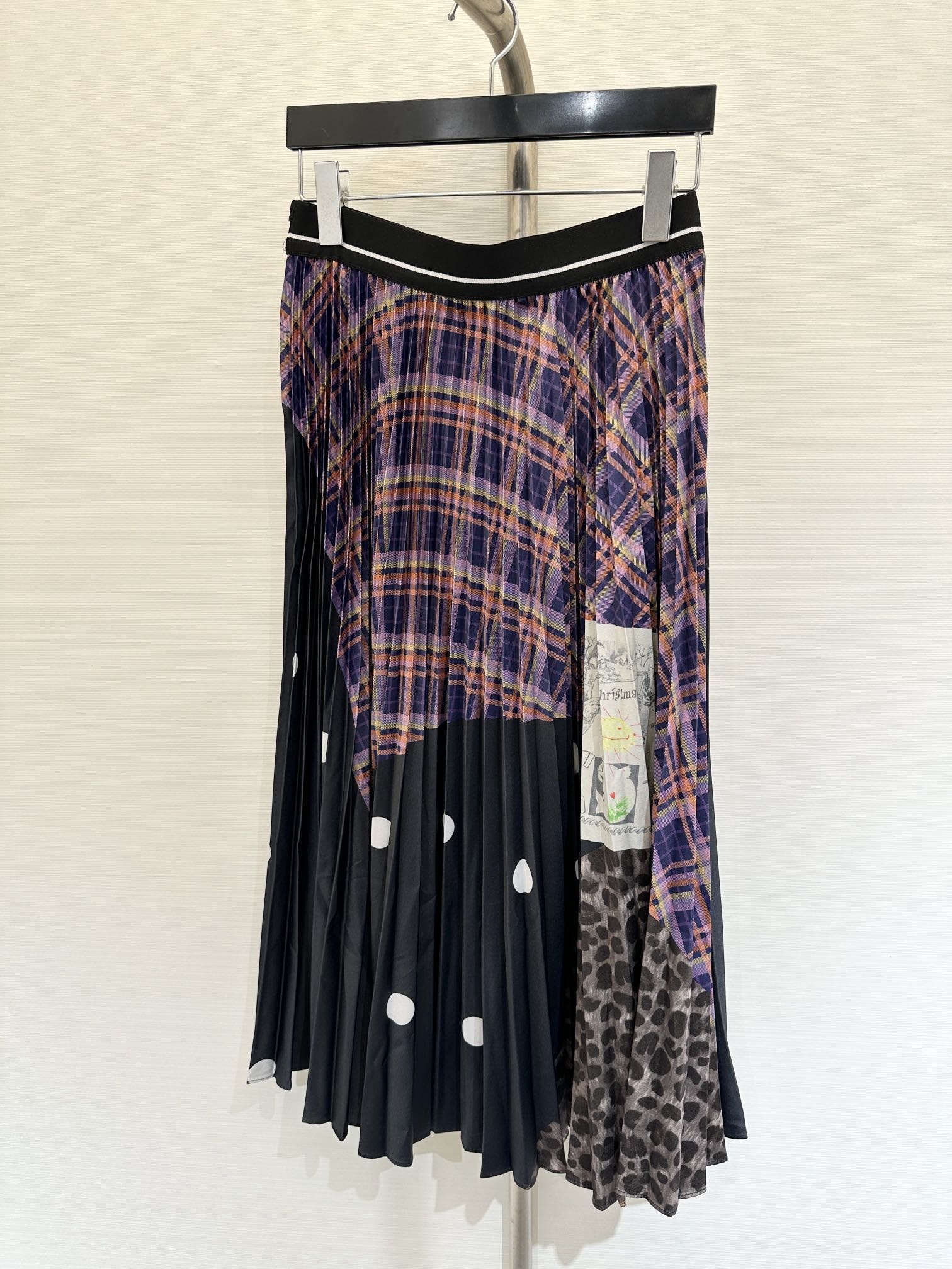 NO:332167,Aubrunino 2025 Summer new style, leopard print spliced ​​pleated skirt. The pleated design makes the overall look more fluffy and layered. The plaid and leopard print are cleverly spliced, which not only breaks the monotonous color, but also adds a bit of high-end feeling. It is definitely a must-have item in the closet!  Color yellow purple code SML, skirts, alexander wang19860909Aubruino 2025 夏季新款 豹纹拼接百褶半裙 百褶的设计让整体看起来更加蓬松有层次 格纹和豹纹进行了巧妙的拼接 不仅打破了单调的色彩 更是增添了几分高级感 绝对是衣橱里的必备单品！ 颜色黄色 紫色 码数SML,,skirts,alexander wang,Women's clothing