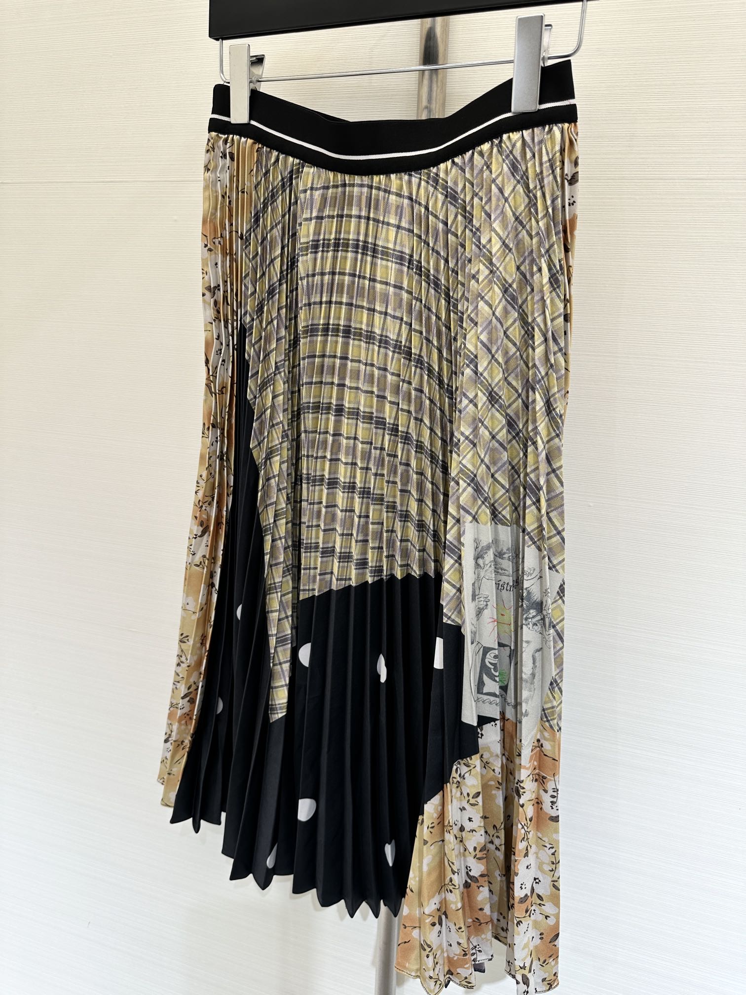 NO:332171,Aubrunino 2025 Summer new style, leopard print spliced ​​pleated skirt. The pleated design makes the overall look more fluffy and layered. The plaid and leopard print are cleverly spliced, which not only breaks the monotonous color, but also adds a bit of high-end feeling. It is definitely a must-have item in the closet!  Color yellow purple code SML, skirts, alexander wang19860909Aubruino 2025 夏季新款 豹纹拼接百褶半裙 百褶的设计让整体看起来更加蓬松有层次 格纹和豹纹进行了巧妙的拼接 不仅打破了单调的色彩 更是增添了几分高级感 绝对是衣橱里的必备单品！ 颜色黄色 紫色 码数SML,,skirts,alexander wang,Women's clothing