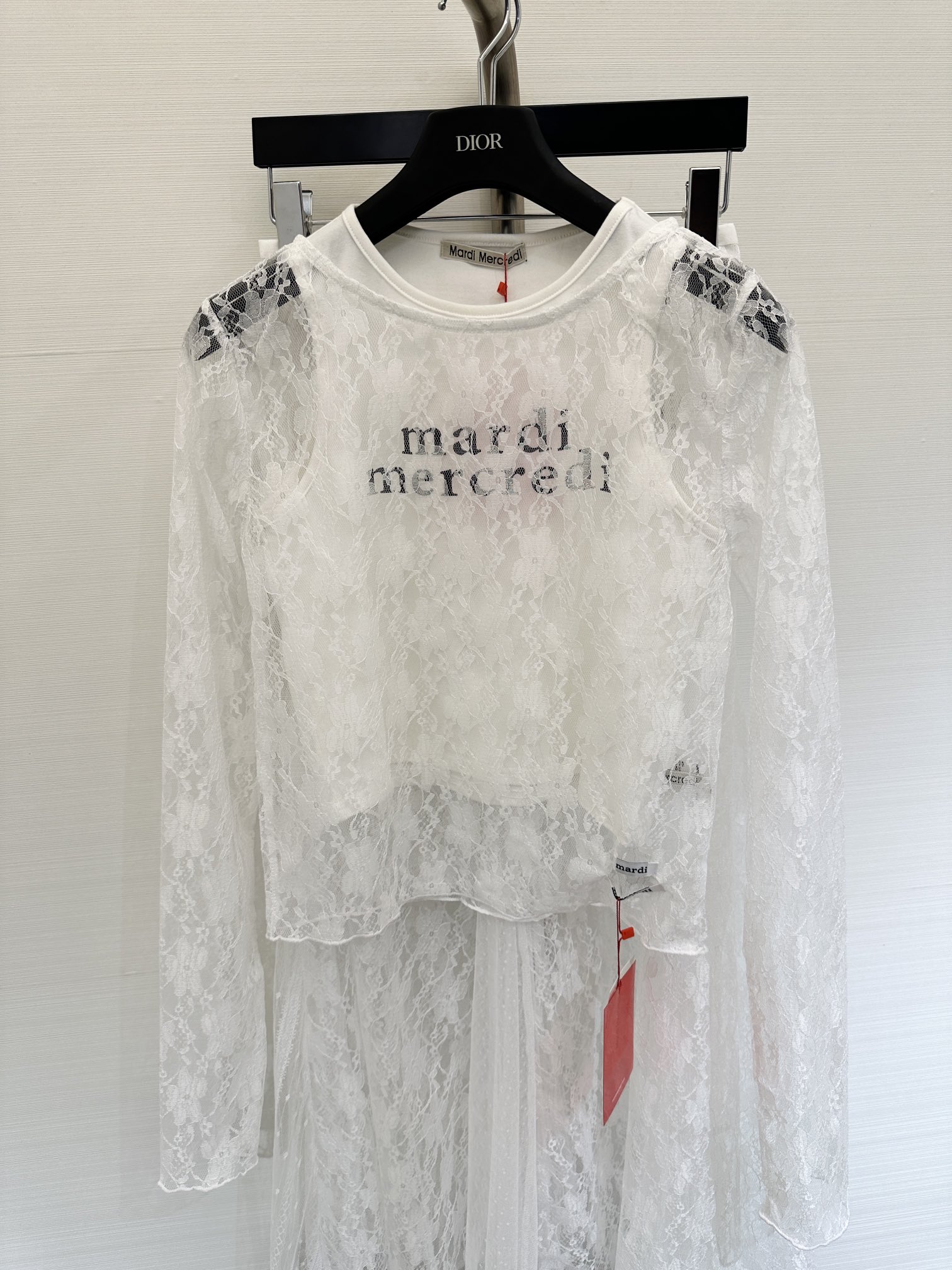 NO:332175,Mardi 2025 summer new style, lace long-sleeved T-shirt vest skirt three-piece set, lace as the main style, inner and outer combination and just right silhouette, a must-have item this summer, it is suitable for matching various bottoms, a mix-and-match style and denim create a healthy and casual style. SML, skirts, tees, t-shirt, alexander wang19860909Mardi 2025 夏季新款 花边长袖T恤背心半裙三件套 蕾丝花边作为主格调 内外组合和恰到好处的廓形 今年夏天的必备单品 搭配各种下装都很合适 混搭造型与牛仔布搭配打造健康休闲风格 码数SML,,skirts,tees，t-shirt,alexander wang,Women's clothing