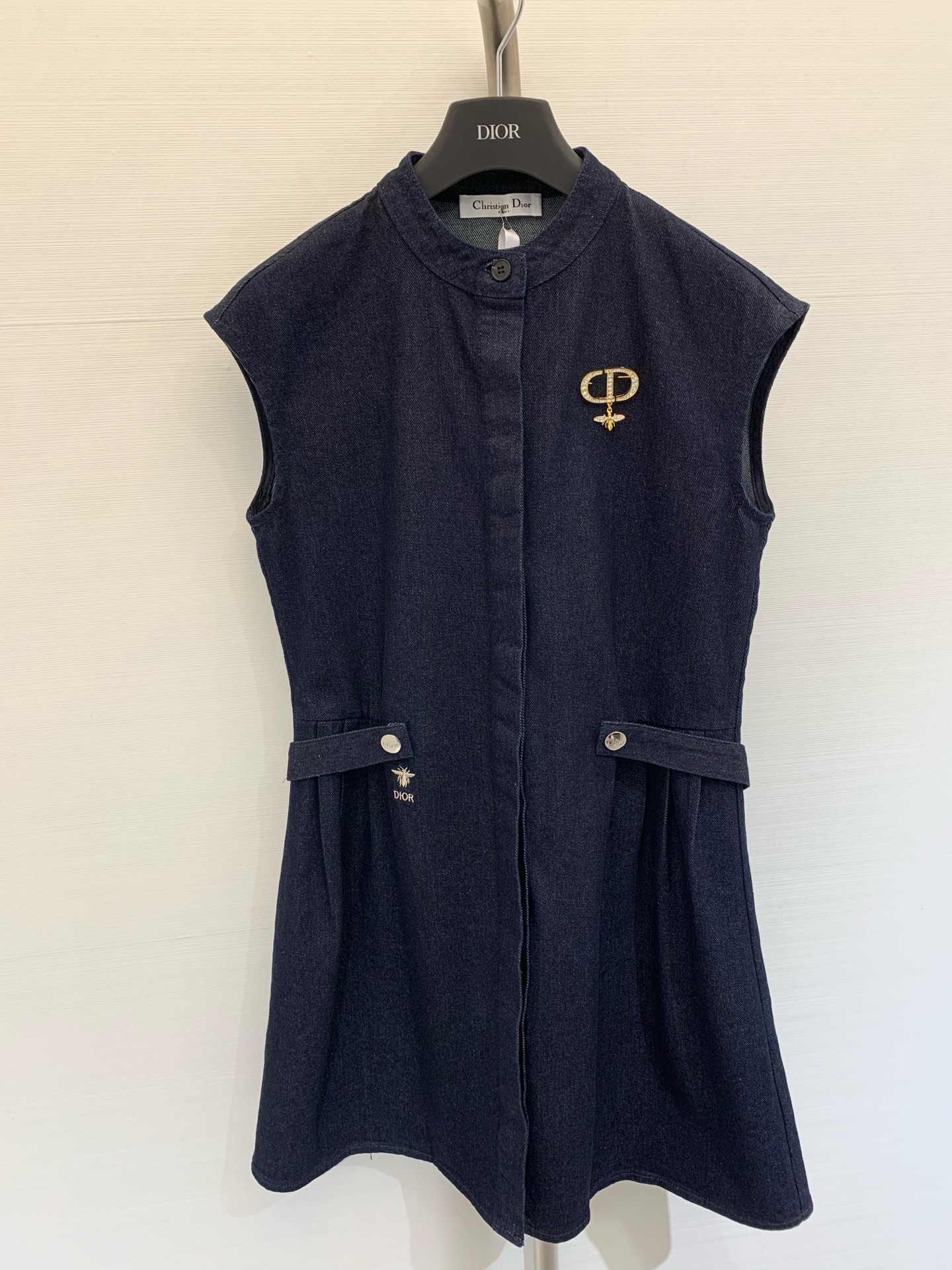 NO:332552,New summer style imitation belt decorates denim sleeveless dress Temperament lapel design Custom letter buttons Matched with custom home brooch Three-dimensional slim skirt hem tailoring Elegant upper body temperament Custom letter belt blessing Customer-supplied denim fabric Size, skirts, brooch, breastpin, alexander wang19860909夏季新款 仿腰带装饰牛仔无袖连衣裙 气质的翻领设计 定制字母纽扣 搭配定制家胸针 立体修身裙摆剪裁 上身气质优雅 腰间定制的字母腰带加持 客供牛仔面料 码数,,skirts,brooch，breastpin,alexander wang,Women's clothing