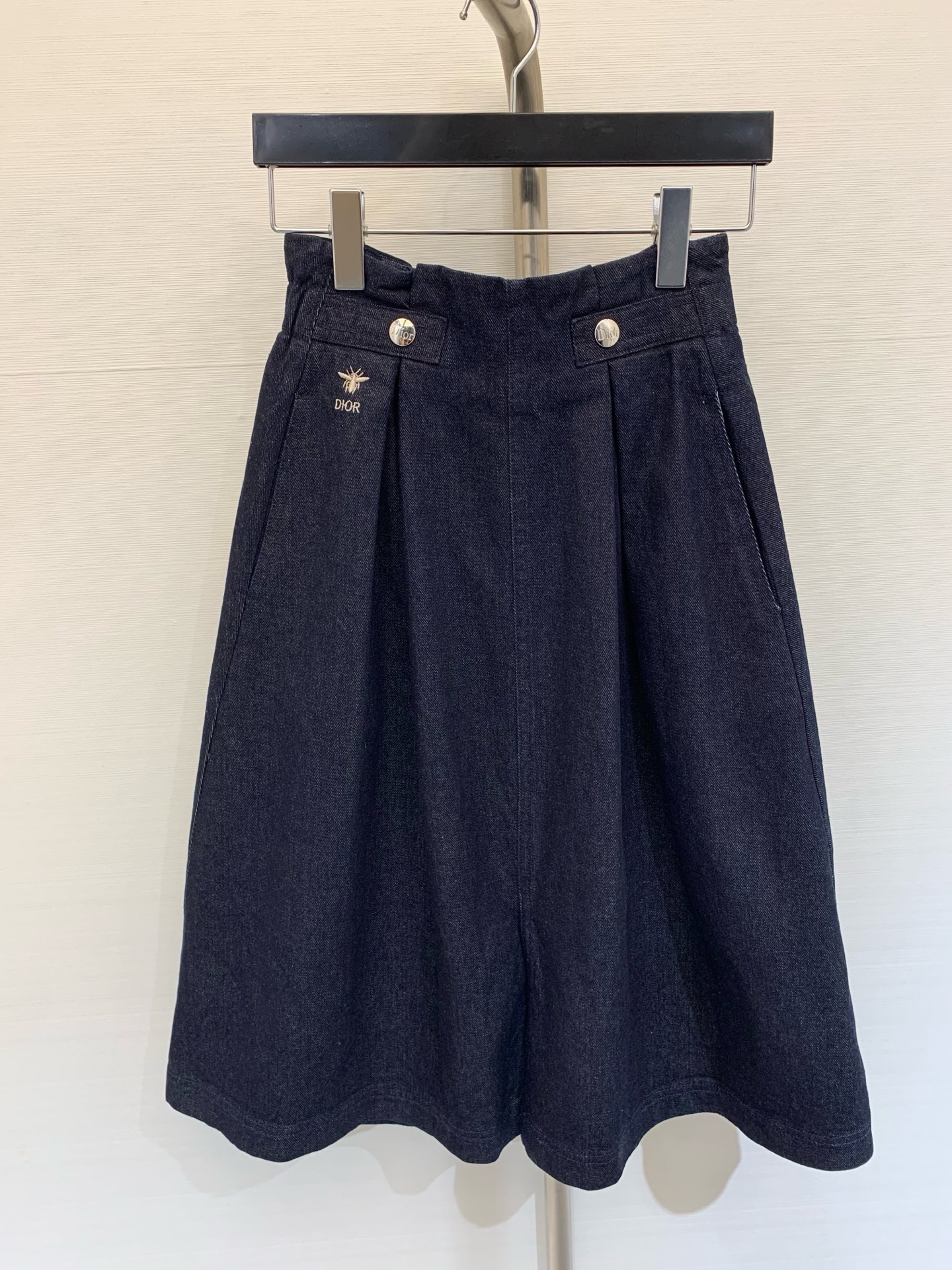 NO:332558,New summer style denim skirt, front slit design, paired with bee embroidery, small sexy with slightly exposed calves, elastic lace on the back waist, double enzyme washing classic retro denim blue, imported denim cotton fabric, the fabric is soft and comfortable, simple and elegant style, a skirt that can be easily matched in any occasion, customized hardware accessories, texture quality depends on details, Size number, skirt, alexander wang19860909夏季新款 牛仔半裙 前开叉设计 搭配小蜜蜂刺绣 微露小腿的小性感,后腰拼接花边松紧 双重酵素洗水经典复古牛仔蓝,选用进口牛仔棉面料,面料柔软舒适,简约又显气质的款式,任何场合都可轻松搭配的一款半裙,定制五金配件,质感品质看细节 码数,,skirts,alexander wang,Women's clothing