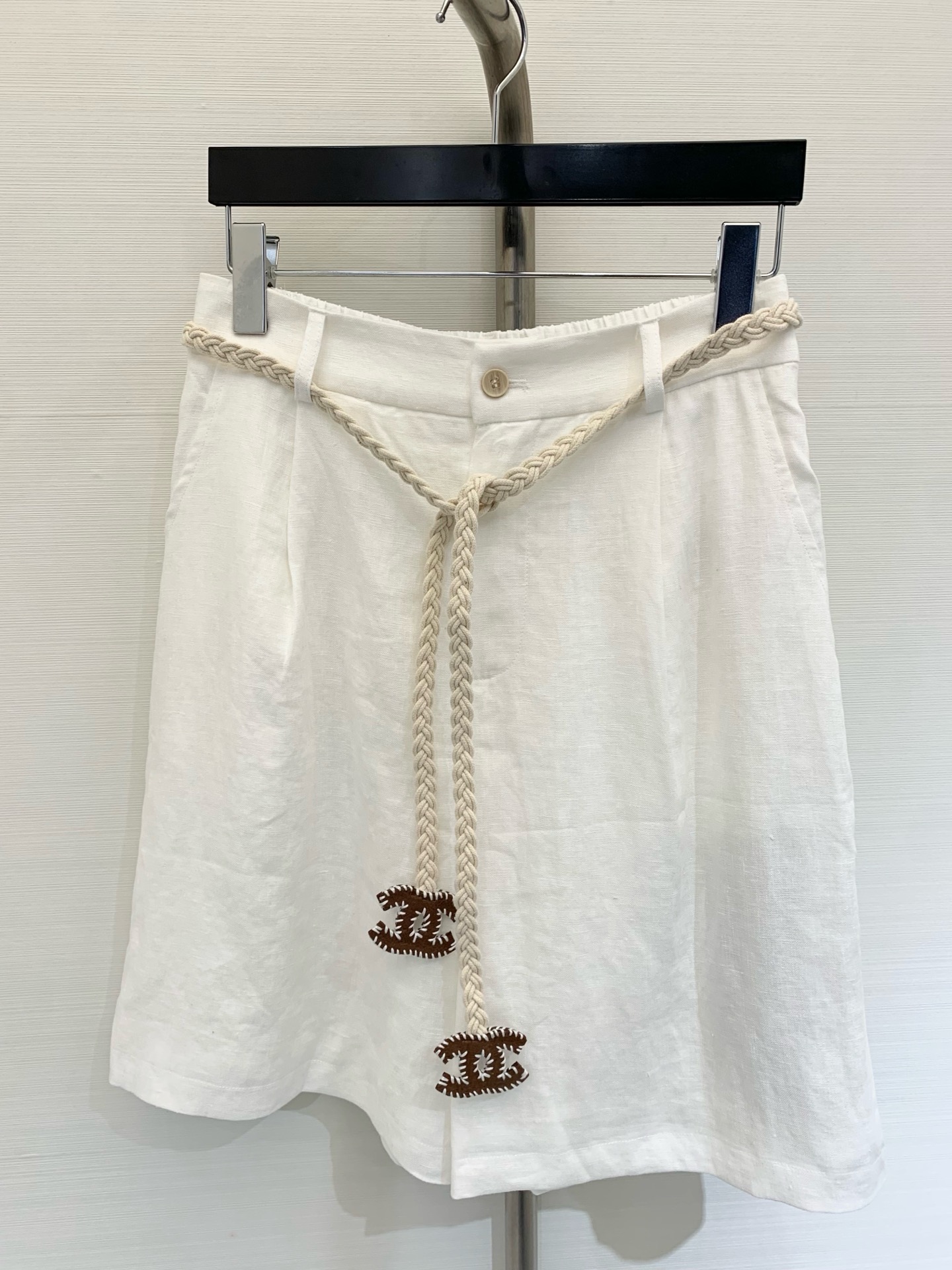 NO:332556,New products in spring and summer, double waist rope linen mid-trousers, classic stacking artifact, minimalist design is luxurious and not simple, the fabric is delicate and broad, the upper body is capable and elegant, the goddess of aura, easy to control commuting outfits, random matching or shirt interpretation of different styles, perfect workmanship quality depends on details, number of codes, shirts, alexander wang19860909春夏新品 双腰绳亚麻中裤 经典叠搭神器 极简主义设计奢华不简 面料质感细腻挺阔 上身干练优雅气场女神 通勤穿搭轻松驾驭 随意搭件还是衬衫演绎不同风格 完美做工品质看细节 码数,,shirts,alexander wang,Women's clothing