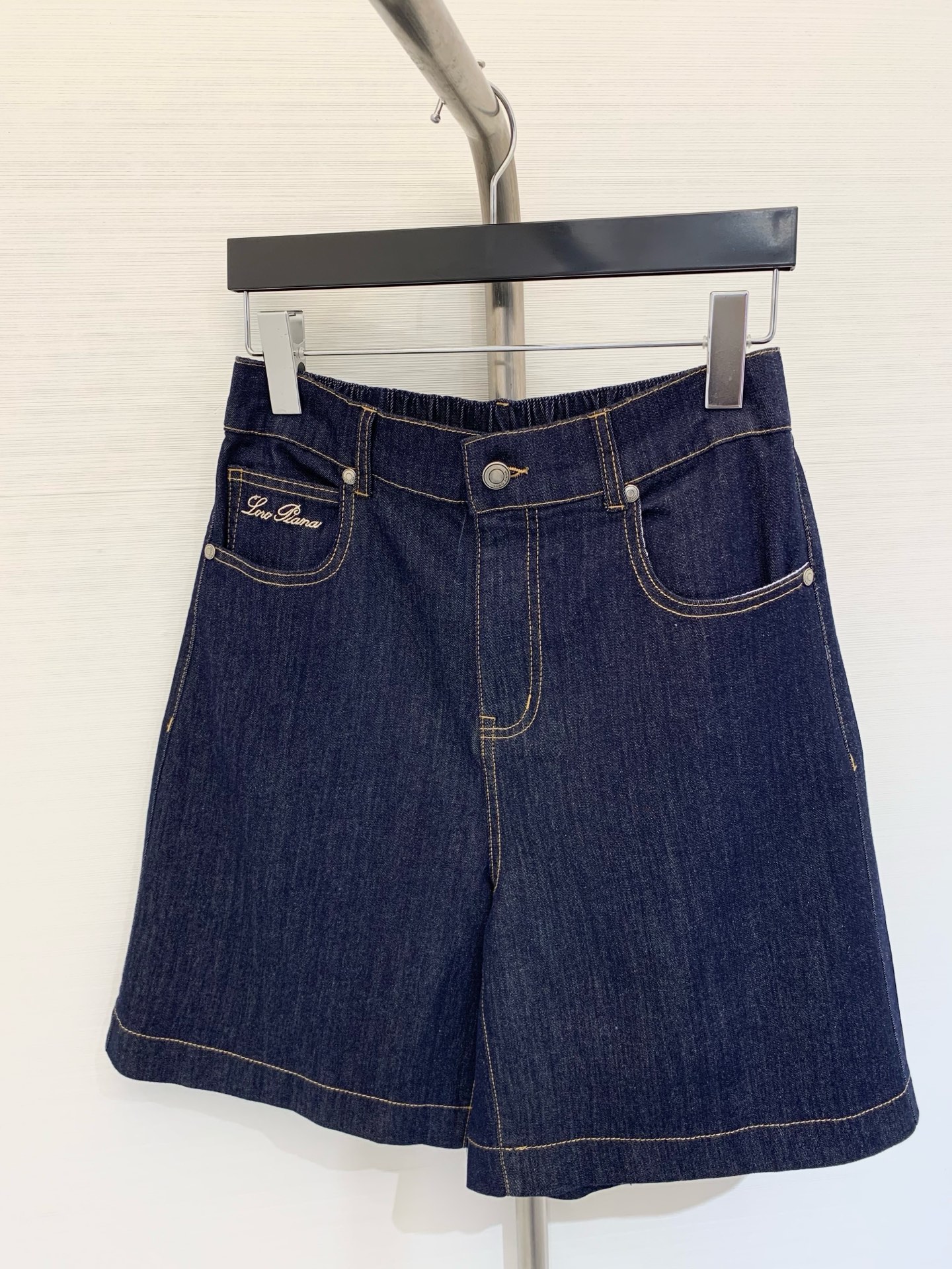 NO:332534,LP 2025 new summer style straight jeans mid-pants retro washing craftsmanship and high-end items. Classic style is handsome and fashionable. Imported denim fabric is of excellent texture. Three-dimensional tailored mid-waist straight trousers are huge and slim. Color is hidden blue. White. SML, loro piano, alexander wang.19860909LP 2025 夏季新款 直筒牛仔中裤 复古洗水工艺又A又飒的高级单品 经典版型帅气又时髦 进口牛仔面料质感超赞 立体剪裁中腰直筒裤型上身巨显瘦 颜色藏蓝 白色 码数SML,,loro piana,alexander wang,Women's clothing