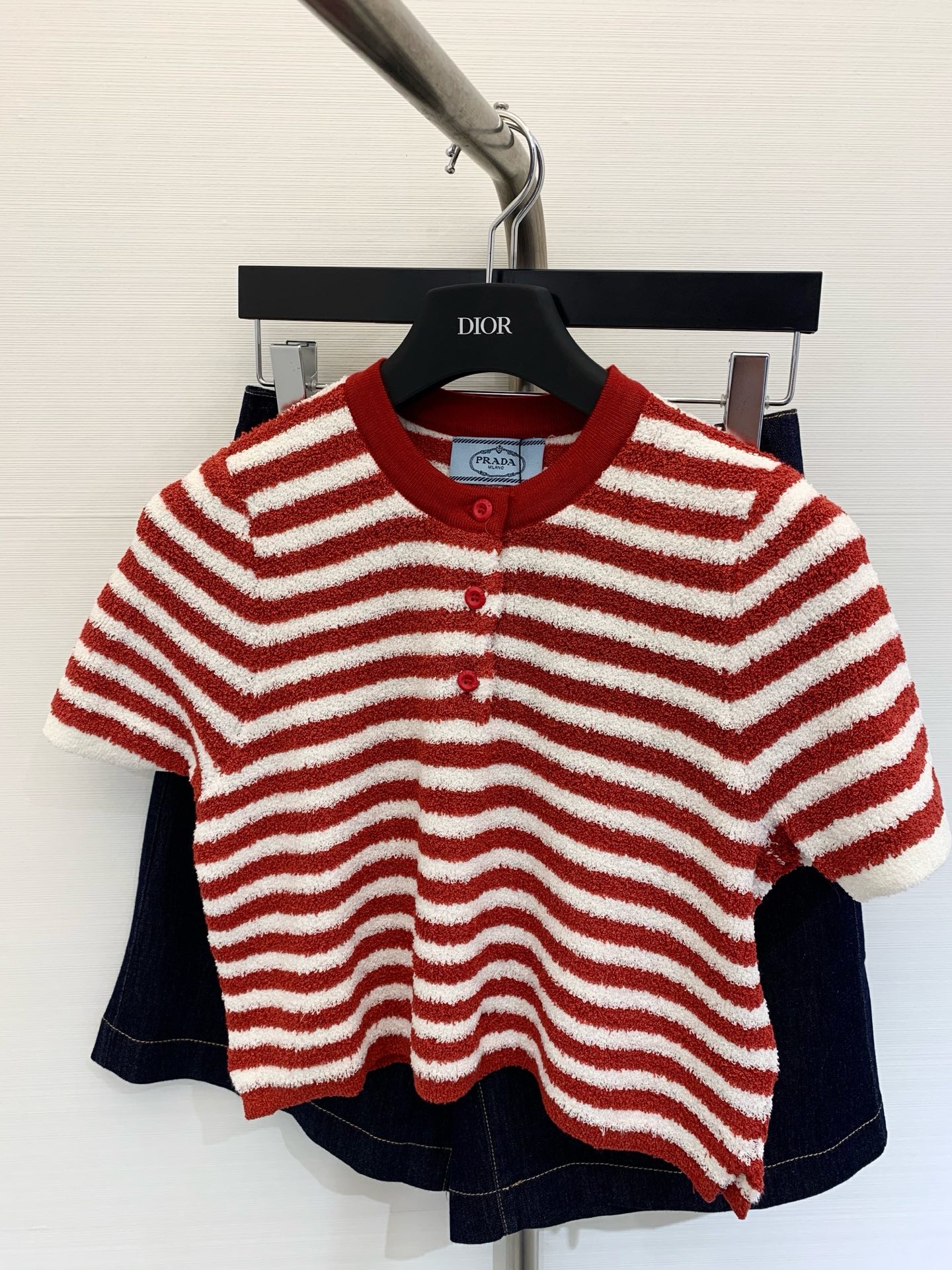 NO:332550,New spring and summer style, special yarn striped round neck knit top, with contrasting stripes that make the whiter tone!  Imported yarns are soft, delicate, breathable and comfortable!  Customized buttons, classic style, huge slimming on the upper body!  Elegant and versatile item!  Alexander wang19860909春夏新款 特种纱条纹圆领针织上衣 条纹撞色超级显白的色调！进口纱线质感柔软细腻透气舒适！定制纽扣,经典版型上身巨显瘦！气质优雅百搭单品！白富美必入 码数,,alexander wang,Women's clothing