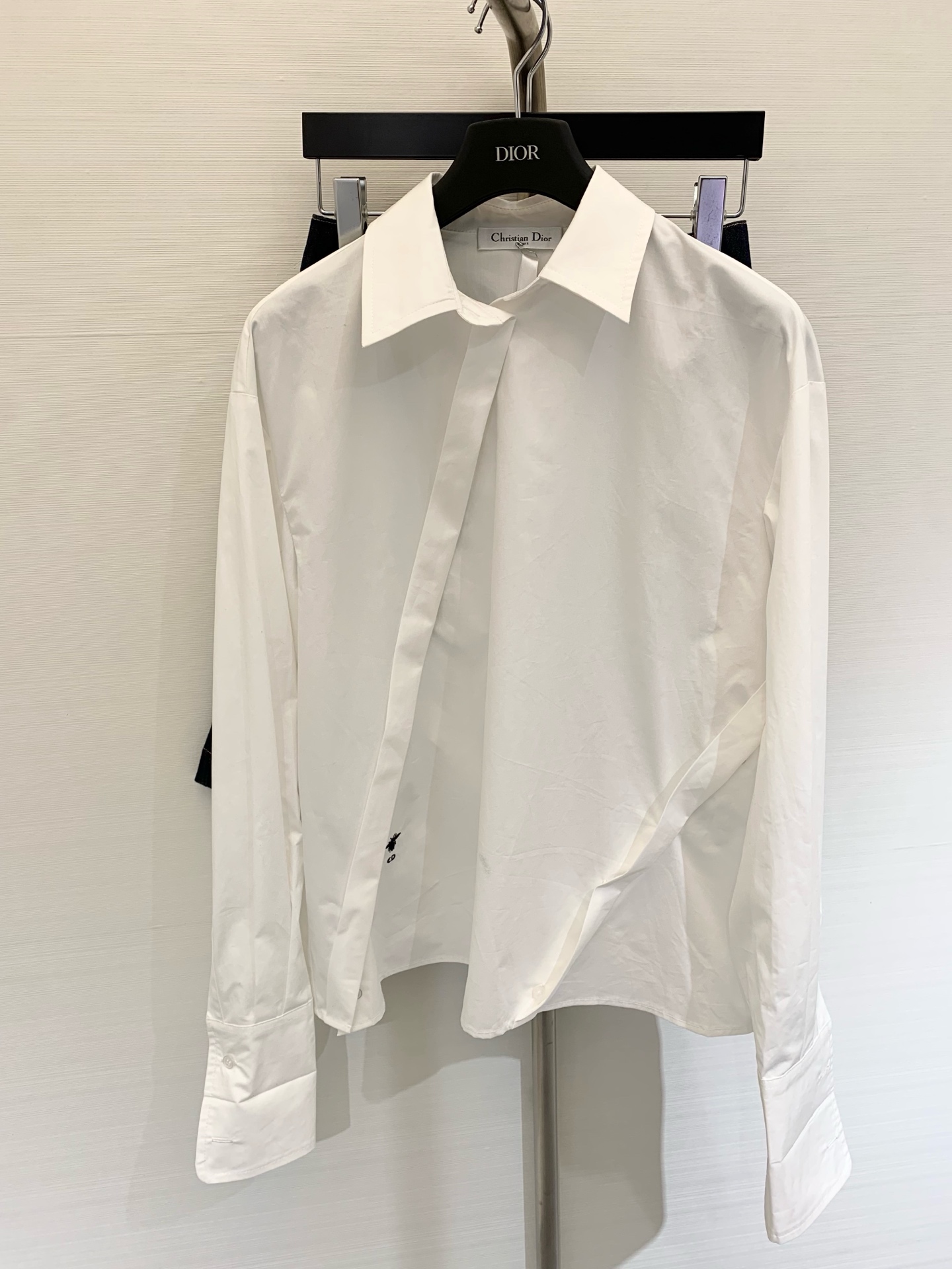 NO:332535,* New summer products, plain lapel tiled shirt, customized twill cotton, comfortable and delicate texture, long-sleeved shirt cut, hidden plaid button design, the upper body is full of lazy atmosphere, the neckline is cut diagonally down to one side waist, the mid-length style adds a sense of handsomeness, with casual skirts or pants, bee embroidery on the waist, exquisite moment, shirts that can be used for daily commuting and vacation, easy to wear to create a fashionable feeling, Size, skirts, shirts, alexander wang19860909*  夏季新品 翻领素色斜裁衬衫 定制斜纹全棉材质 质感舒适细腻 长袖衬衣剪裁 前襟隐藏式开襟纽扣设计 上身充满慵懒气息 自领口斜向下斜裁剪至单侧腰间 中长款增加帅气感 配合随意半裙或裤子 腰侧蜜蜂刺绣 精致度瞬间 日常通勤度假都可驾驭的衬衫 轻松穿搭出洋气感 码数,,skirts,shirts,alexander wang,Women's clothing