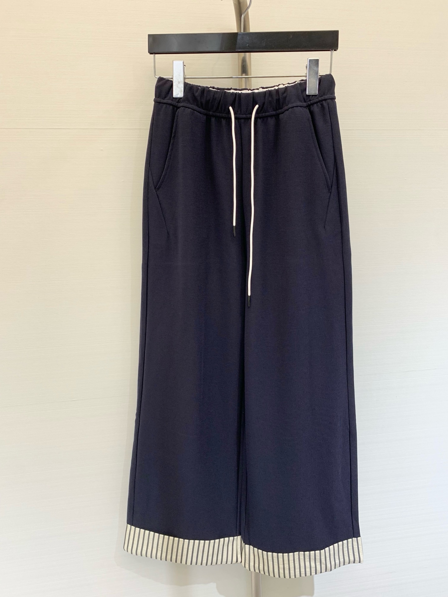 NO:332544,New summer style contrasting striped trousers loose and versatile casual pants, which look good no matter how you match it, loose fit elastic waist design, not picky and fashionable in age, color black, hidden blue, size, alexander wang19860909夏季新款 撞色条纹裤脚宽松百搭休闲裤 怎么搭配都好看 宽松版型松紧腰设计 不挑人减龄时髦 颜色黑色 藏蓝 码数,,alexander wang,Women's clothing