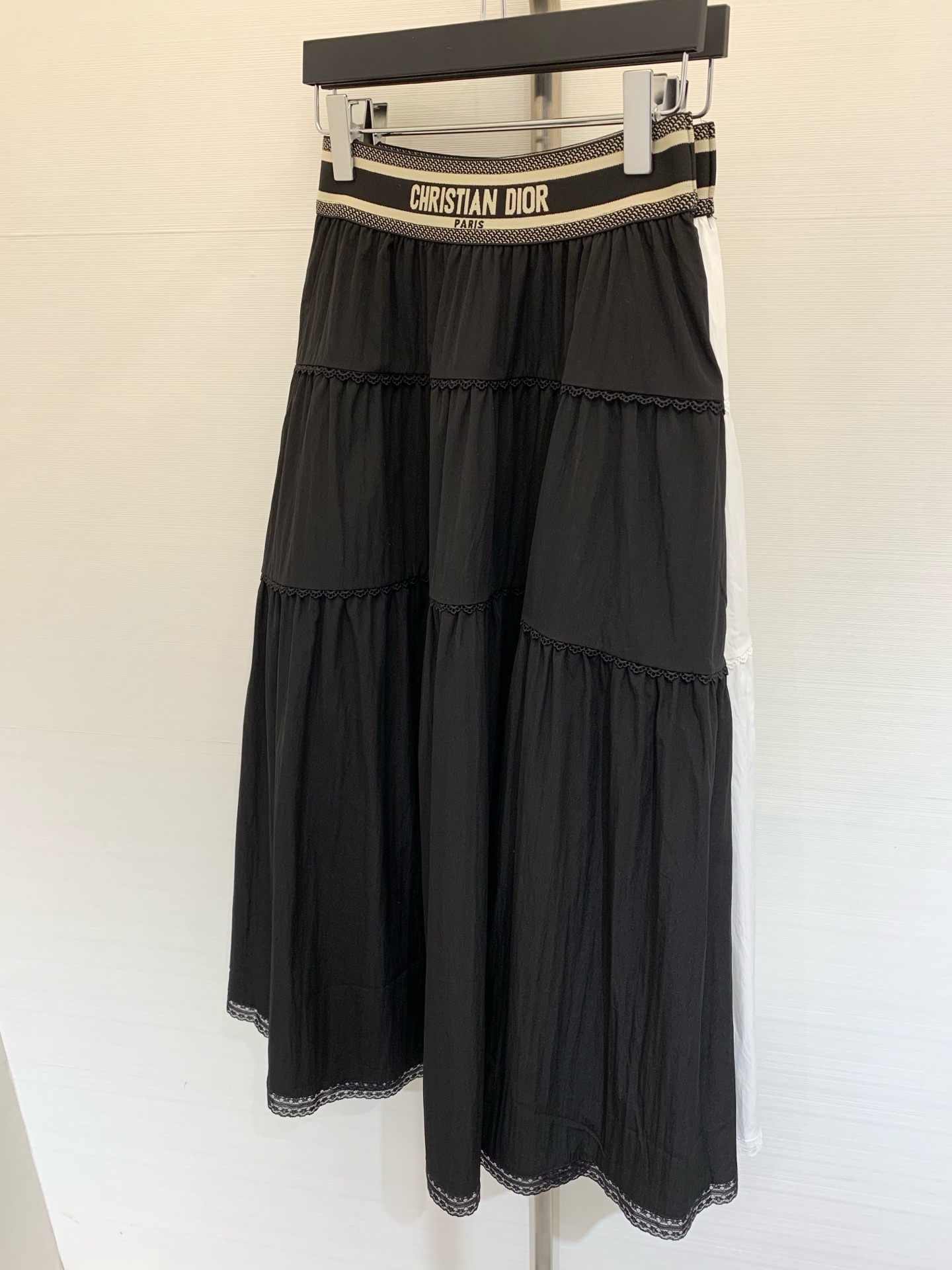 NO:333328,DIOR 2025 new summer style, webbing spliced ​​skirt, super beautiful skirt!  The feel is really great, and the upper body is super comfortable. The fabric is made of spring, summer and autumn. It is draped and not wrinkled easily. When you walk, it is elegant and romantic!  Both black and white are easy to match. The goddess wardrobe versatile items. Color black and white. SML, dior, skirts, alexander wang.19860909DIOR 2025 夏季新款 织带款拼接半裙 超美半裙来啰！手感真的很赞,上身也超舒服.面料是春夏秋季的材质,垂坠不易皱,走动起来,优雅浪漫！黑色、白色两色都好搭配.女神衣橱百搭单品 颜色黑色 白色 码数SML,,dior,skirts,alexander wang,Women's clothing