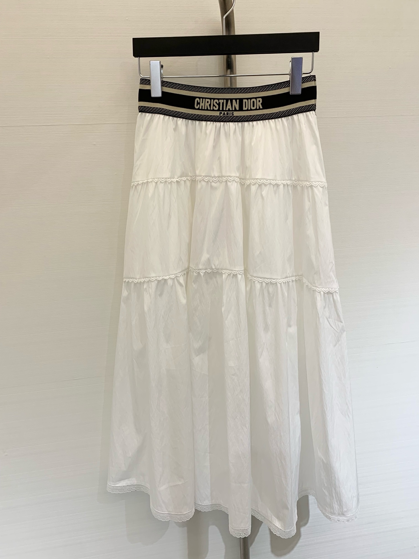 NO:333334,DIOR 2025 new summer style, webbing spliced ​​skirt, super beautiful skirt!  The feel is really great, and the upper body is super comfortable. The fabric is made of spring, summer and autumn. It is draped and not wrinkled easily. When you walk, it is elegant and romantic!  Both black and white are easy to match. The goddess wardrobe versatile items. Color black and white. SML, dior, skirts, alexander wang.19860909DIOR 2025 夏季新款 织带款拼接半裙 超美半裙来啰！手感真的很赞,上身也超舒服.面料是春夏秋季的材质,垂坠不易皱,走动起来,优雅浪漫！黑色、白色两色都好搭配.女神衣橱百搭单品 颜色黑色 白色 码数SML,,dior,skirts,alexander wang,Women's clothing