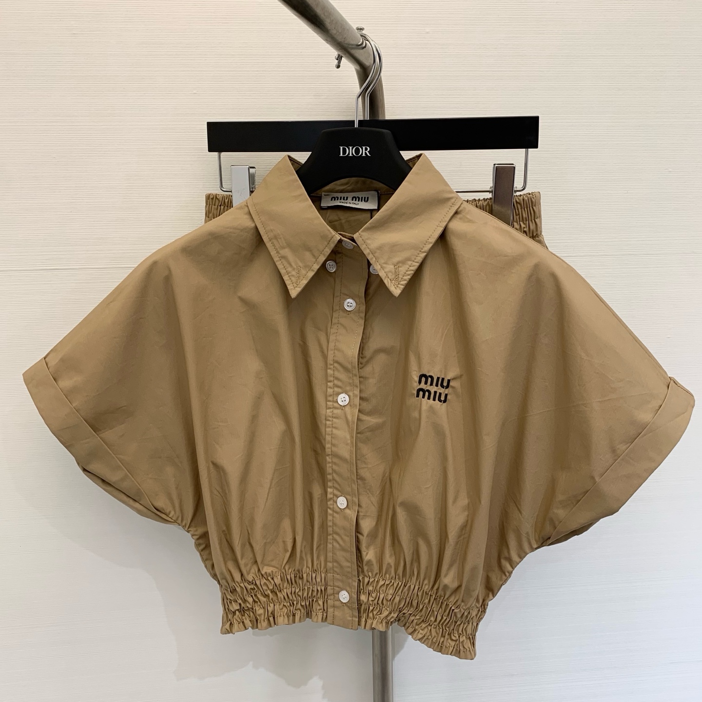 NO:333343,Miumi* 2025 Summer New Style Series Short Sleeve Shirt Shorts Set Customized YB imported twill cotton material Soft and comfortable Skin-friendly and breathable The iconic letter logo embellishes the brand tone The waist elastic adjustment design Adds the styling layering Lapel shorts with high-waist shorts in the same series Details echo up and down Number SML, Miumiu, shorts, Shirts, T-shirt, alexander wang19860909Miumi* 2025 夏季新款 系列款 短袖衬衣短裤套装 定制YB进口斜纹全棉材质 柔软舒适 亲肤透气 胸前标志性字母徽标点缀 彰显品牌调性 腰身松紧调节设计 增添造型层次感 翻领短袖衬衫搭配同系列高腰短裤 细节上下呼应 码数SML,,miumiu,shorts,shirts,T-shirt,alexander wang,Women's clothing