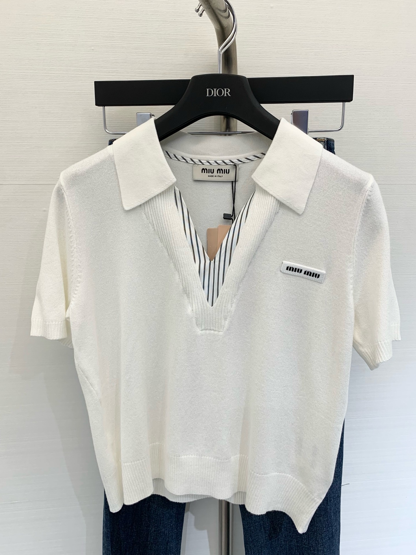 NO:333350,MIUMI* new summer model, breathable fabric, logo design embellishment!  High-level atmosphere on the upper body. Number of codes//,,miumiu,alexander wang19860909MIUMI*  夏季新款 面料透气 logo设计修饰点缀！上身高级氛围感 码数//,,miumiu,alexander wang,Women's clothing