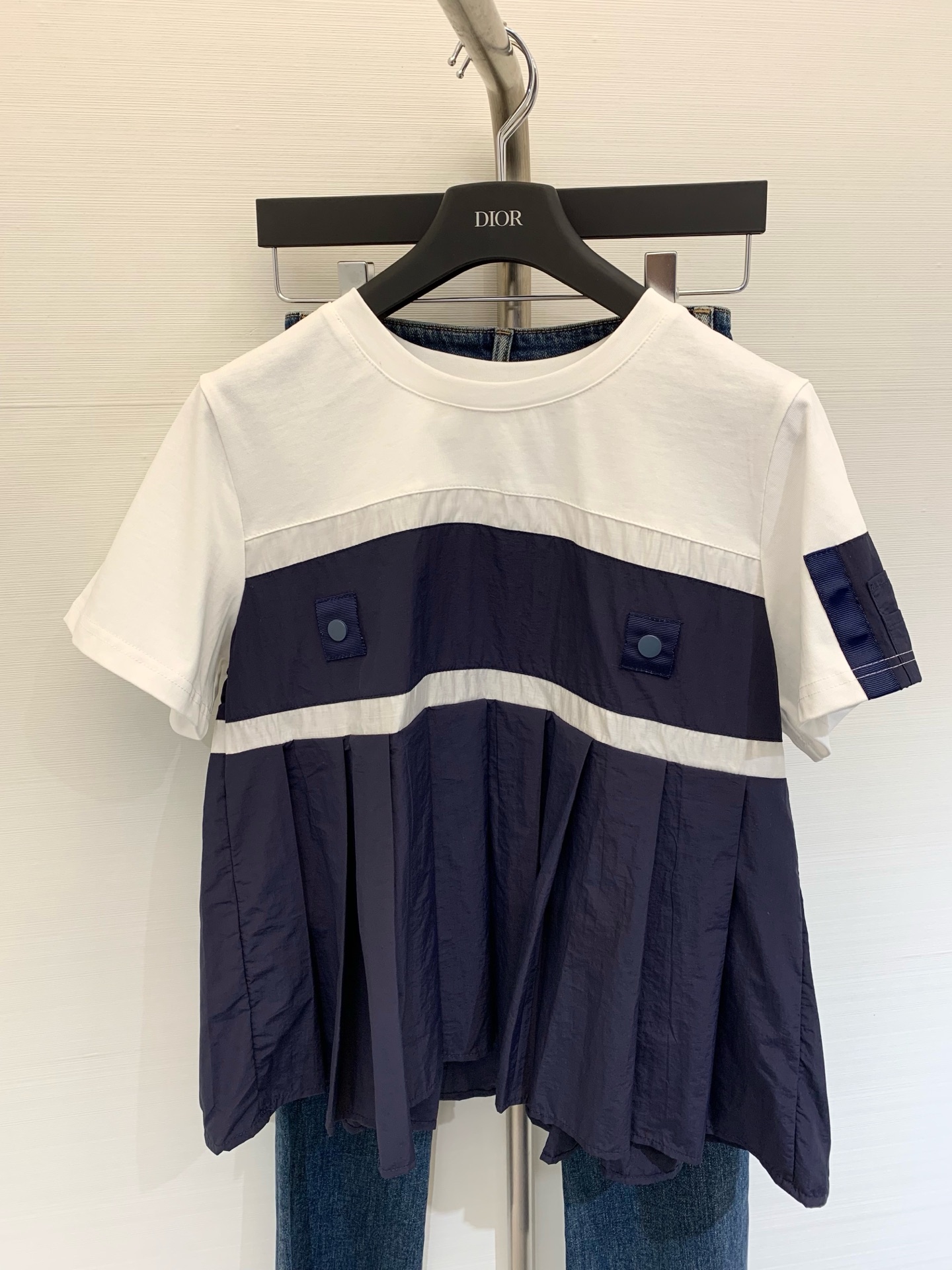 NO:333352,Sacai 2025 summer new model round neck spliced ​​A-shaped versatile short sleeves, pleated design on the hem, slimming style, color gray, green, hidden blue, SML, T-shirt, alexander wang19860909Sacai 2025 夏季新款 圆领拼接A字形百搭短袖 下摆百褶设计 遮肉显瘦气质款 颜色灰色 绿色 藏蓝 码数SML,,T-shirt,alexander wang,Women's clothing