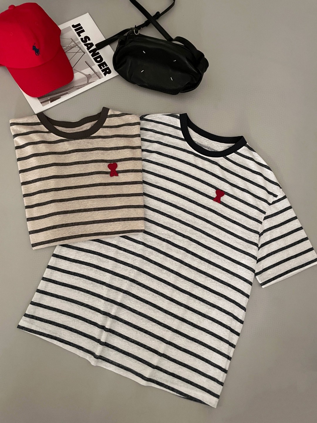 NO:335634,New summer style linen striped shirt, customized linen woven striped blend fabric, strip cutting process ready-to-wear washing classic simple and high-end, small and exquisite chest, easy to wear, whether it is paired with cool work pants or gentle short skirts, casual and fashionable, it is suitable for daily travel or weekend dates, it is a must-have for wardrobe! Color white, brown, size, skirts, alexander wang19860909夏季新款 亚麻条纹恤,订制亚麻色织条纹混纺面料,对条裁剪工艺成衣水洗经典简约又高级,胸口小精致得恰到好处,不管是搭配酷帅工装裤还是温柔小短裙都能轻松 住,穿上它随性又时髦,日常出街或者周末约会都很合适简直是衣橱必备款! 颜色白色 咖色 码数,,skirts,alexander wang,Women's clothing