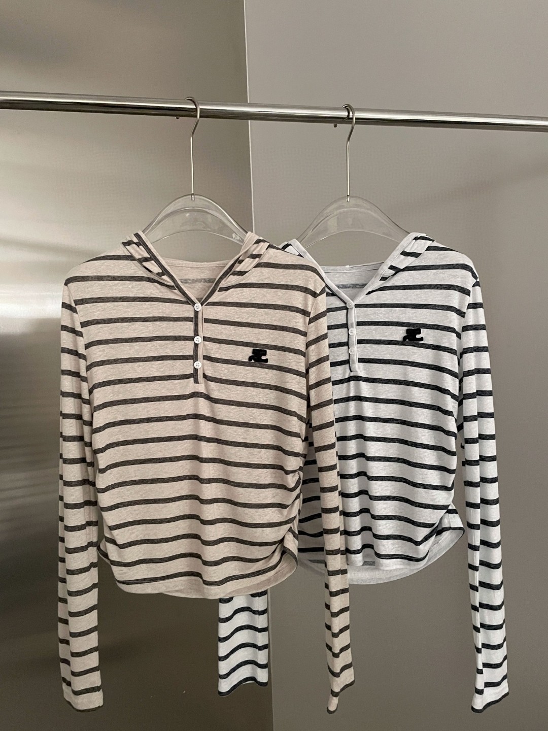 NO:335637,New summer style with long-sleeved letter patch stripes, linen knitted fabric with strips, side pleated design, good breathability, whether it is daily commuting or leisurely going out, it can give you a cloud-like wrapping feeling. Single wear can show a casual and free and easy way, while inner wear adds a sense of layering, easily switch to multiple styles. Color white, brown, code number,,alexander wang19860909夏季新款 字母贴布条纹长袖,对条裁剪亚麻针织面料,侧抽褶设计,透气性佳,无论是日常通勤还是休闲出街,都能给你如云朵般的包裹感.单穿可展现随性洒脱,内搭则添层次感,轻松切换多种风格 颜色白色 咖色 码数,,alexander wang,Women's clothing