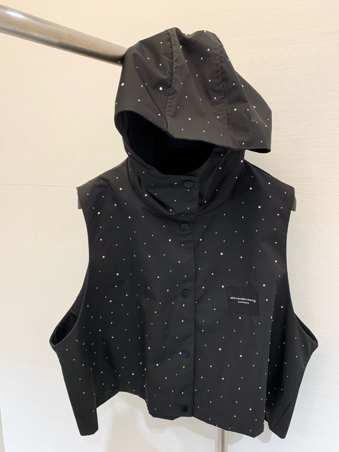 NO:335618,2025 Spring and Summer New Style: Hooded Diamond Hooded Vest, High Waist Short Style, Exterior, Boob Applicator Design, Full Body Hooded Diamond Design, High-end and Exquisite, Very Special Color Black Number, Hats, Alexander Wang198609092025 春夏新款 烫钻连帽马甲,高腰短款版型,外搭,,胸前贴布设计,满身烫钻设计,高级精致,非常特别 颜色黑色 码数,,hats,alexander wang,Women's clothing