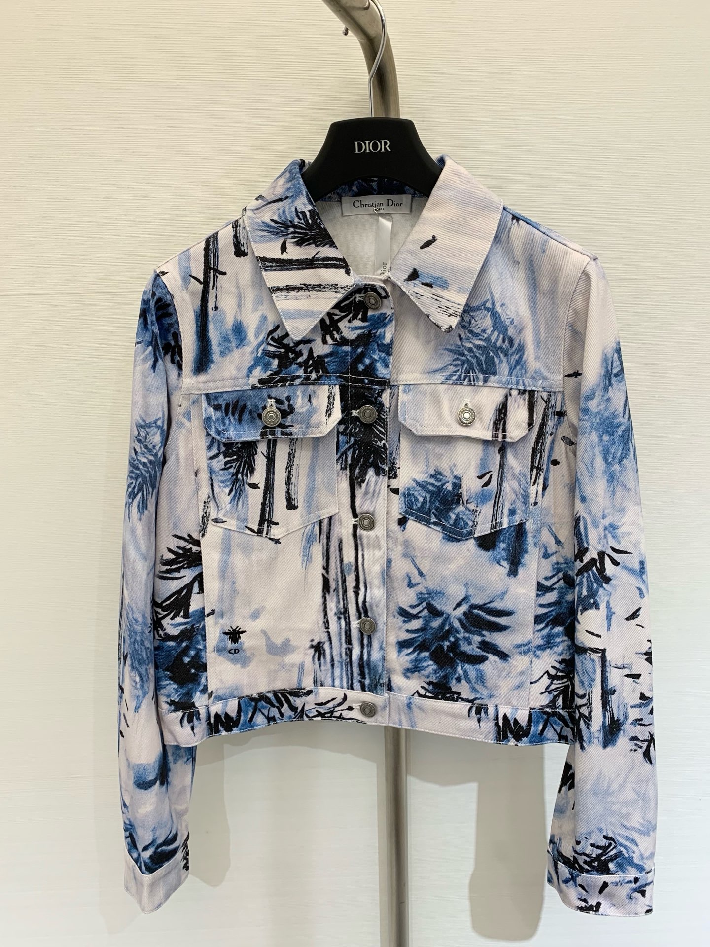 NO:335646,Dior 2025 spring and summer new style Maozhuruyi printing series Lapel long-sleeved denim jacket jacket Fresh and fashionable Girls' Generation Imported pure cotton denim fabric is of excellent texture. The stacking artifact looks good when worn separately. The style is versatile and not peachy, and the upper body looks slim and tall. Developed hardware accessories SML, dior, jackets & coats, jackets & coats, alexander wang19860909Dior 2025 春夏新款 茂竹茹伊印花系列 翻领长袖牛仔夹克外套 清新时髦少女时代 进口纯棉牛仔面料质感超赞 叠搭神器分开穿一套搭配都好看 版型百搭不桃人上身显瘦又高挑 开发五金配件 码数SML,,dior,jackets & coats,jackets & coats,alexander wang,Women's clothing