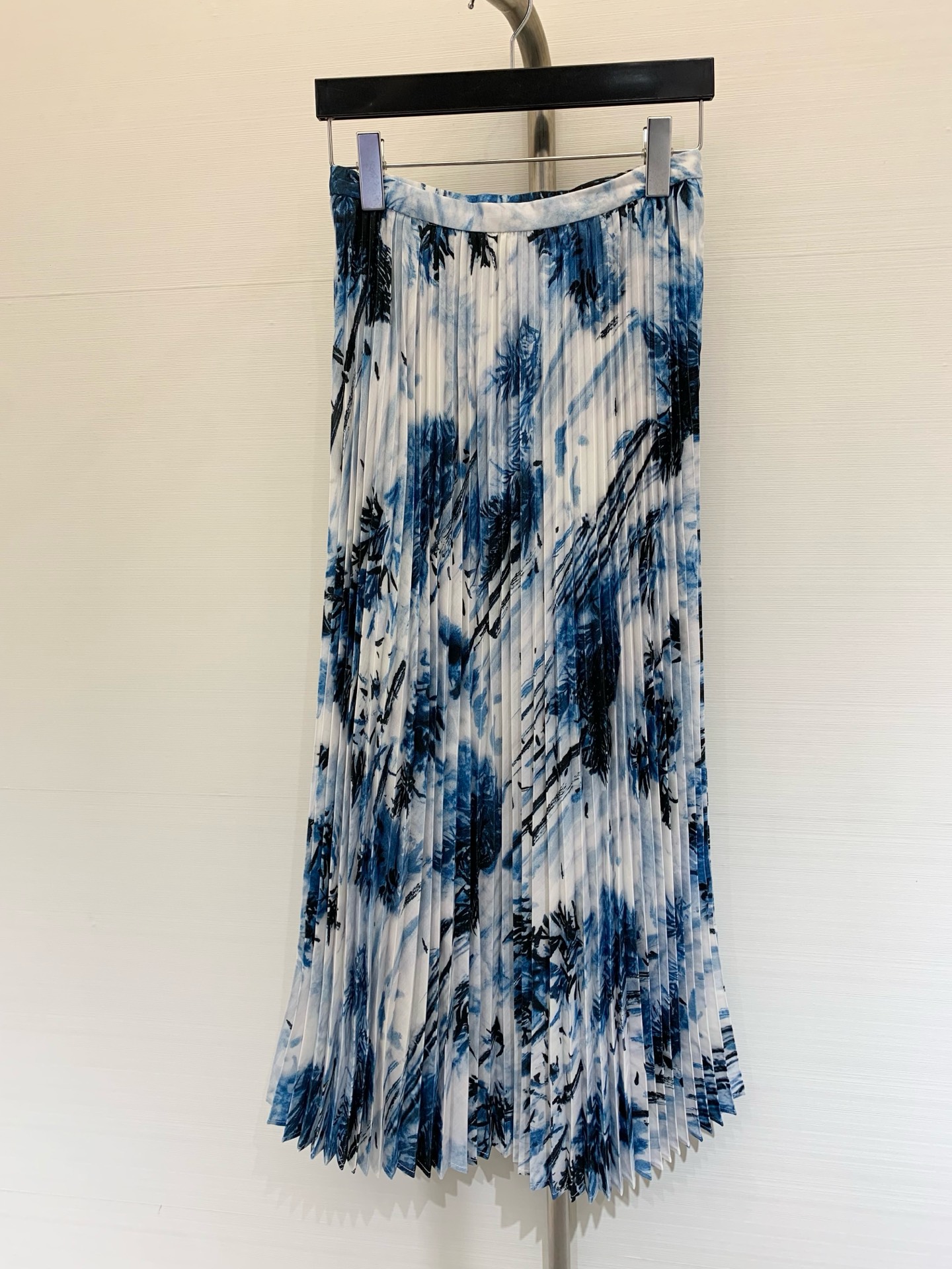 NO:335653,Dior 2025 Spring and summer new style, Maozhu Ruyi floral printed linen pleated skirt, full of print floral print embellishment, full of high-end feeling, creating eye-catching visual effect, high-waisted A-line pleated skirt, super proportional feeling, high-temperature fixed pleated pleated wavy patterns with flowing feeling, a series of simple and high-end matching, the upper body can be salty or sweet, not picky about the figure, SML, dior, skirts, alexander wang19860909Dior 2025 春夏新款 茂竹茹伊花卉印花亚麻百褶半裙 满印花卉印花点缀 高级感满满 打造吸睛视觉效果 高腰a字褶裙摆 上身超显比例感 高温定型压褶皱 自带飘逸感的波浪纹 一系列搭配简约高级 上身可盐可甜 不挑身材 码数SML,,dior,skirts,alexander wang,Women's clothing