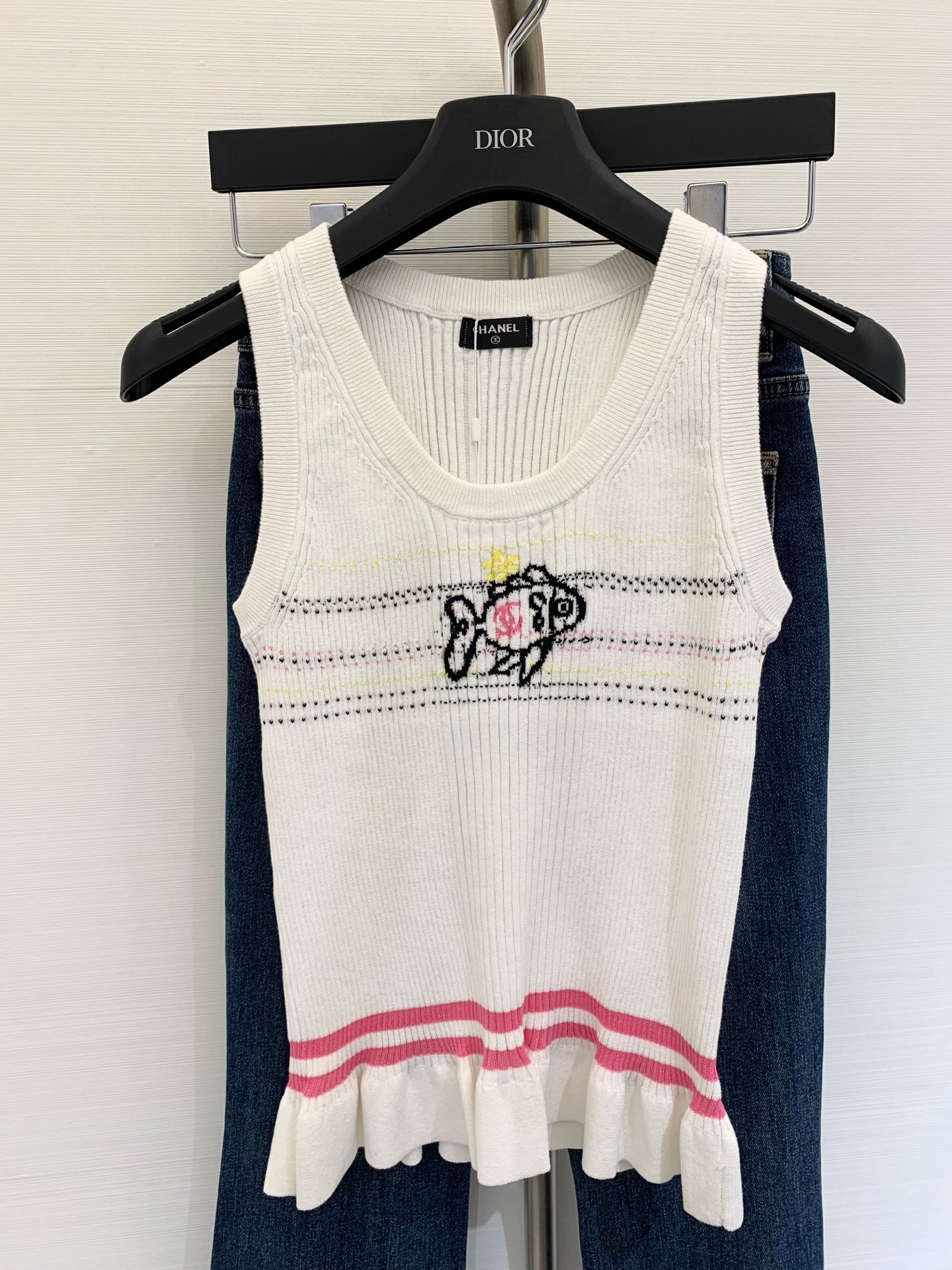 NO:335657,Chanel 2025P new vacation series, young girl style wears small fish vest. This small fish knitted vest is simply a sweet girl ceiling. The U-shaped neckline shows the collarbone, and the hem of the black ears has a girly buff. It is lively and playful when walking~ The small fish logo jacquard pattern is so exquisite that every needle is heart-reducing, age-reducing and high-end~ The cotton knitted fabric is soft and breathable, the elastic and slim fitting style closes the waistline, and the single or inner wear is beautiful. Wear it on vacation and take a photo directly, and the daily commuter wears suit is gentle~ Color white, black SML, chanel, business suit, alexander wang19860909Chanel 2025P 度假系列新款 嫩妹风穿搭小鱼背心 这件小鱼针织背心简直是甜妹天花板 U字领口显锁骨一绝,木耳边下摆自带少女感buff,走路时灵动又俏皮～小鱼logo提花图案,精致到每一针都是心ji,减龄又高级～ 棉质针织面料柔软透气,弹力修身版型把腰线收,单穿or内搭都绝美.度假穿它拍片直接出圈,日常通勤搭西装也温柔～ 颜色白色 黑色 码数SML,,chanel,business suit,alexander wang,Women's clothing