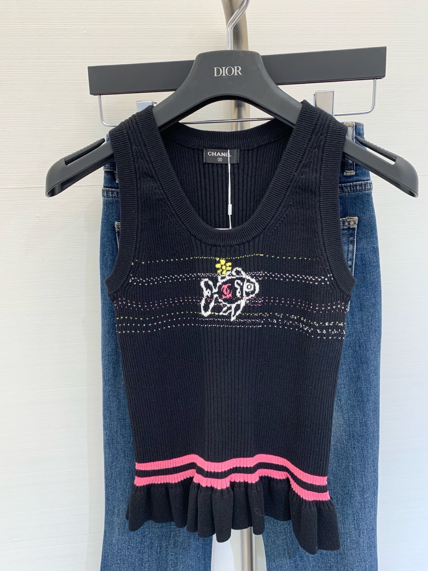 NO:335661,Chanel 2025P new vacation series, young girl style wears small fish vest. This small fish knitted vest is simply a sweet girl ceiling. The U-shaped neckline shows the collarbone, and the hem of the black ears has a girly buff. It is lively and playful when walking~ The small fish logo jacquard pattern is so exquisite that every needle is heart-reducing, age-reducing and high-end~ The cotton knitted fabric is soft and breathable, the elastic and slim fitting style closes the waistline, and the single or inner wear is beautiful. Wear it on vacation and take a photo directly, and the daily commuter wears suit is gentle~ Color white, black SML, chanel, business suit, alexander wang19860909Chanel 2025P 度假系列新款 嫩妹风穿搭小鱼背心 这件小鱼针织背心简直是甜妹天花板 U字领口显锁骨一绝,木耳边下摆自带少女感buff,走路时灵动又俏皮～小鱼logo提花图案,精致到每一针都是心ji,减龄又高级～ 棉质针织面料柔软透气,弹力修身版型把腰线收,单穿or内搭都绝美.度假穿它拍片直接出圈,日常通勤搭西装也温柔～ 颜色白色 黑色 码数SML,,chanel,business suit,alexander wang,Women's clothing