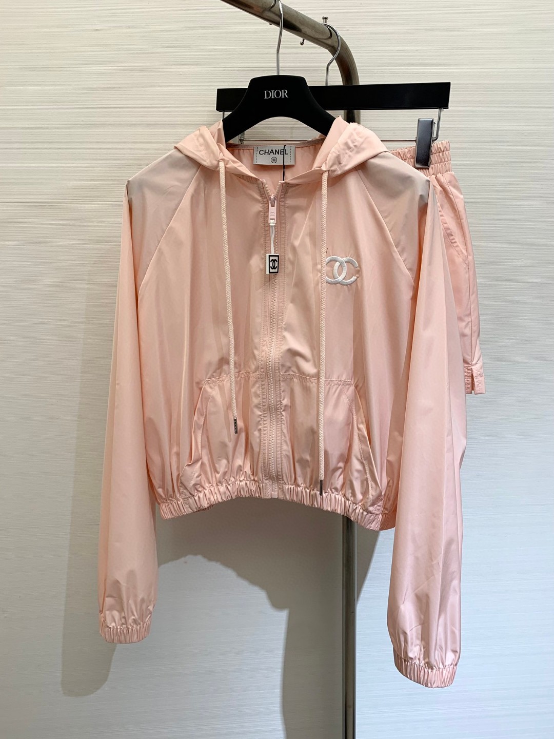 NO:411515,New styles of the middle series, hooded sun protection suit, hooded high-waist shorts, elastic waist shorts, the upper body is full of love, heavy-duty embroidery double craftsmanship on the chest and shorts hem, zippers and chain heads are also customized double auxiliary materials, summer must-have casual sun protection suit, color white pink, code, shorts, hats, alexander wang19860909中古系列新款 连帽防晒套装,连帽高腰短款上衣松紧腰短裤,上身整个爱住了,胸前、短裤下摆做了重工刺绣双工艺,拉链、链头也是定制的双辅料,夏季必备休闲防晒套装 颜色白色 粉色 码数,,shorts,hats,alexander wang,Women's clothing