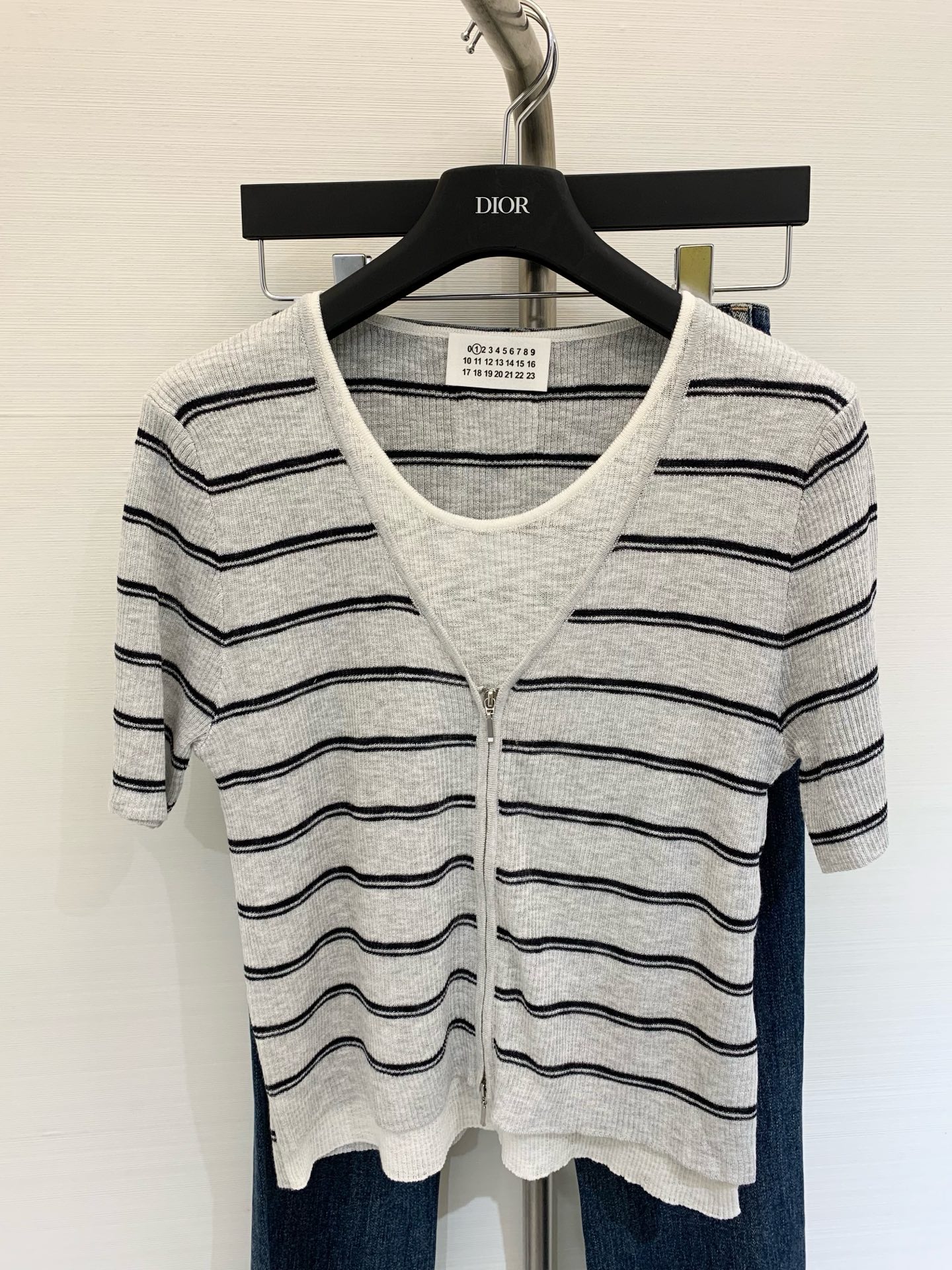 NO:411535,New summer style striped fake two-piece zipper short sleeves Classic logo behind knitted cotton fabric commuting pressure-free color light blue gray Size number, T-shirt, alexander wang19860909夏季新款 条纹假两件拉链短袖 背后经典标志 针织棉面料 通勤无压力 颜色淡蓝 灰色 码数,,T-shirt,alexander wang,Women's clothing