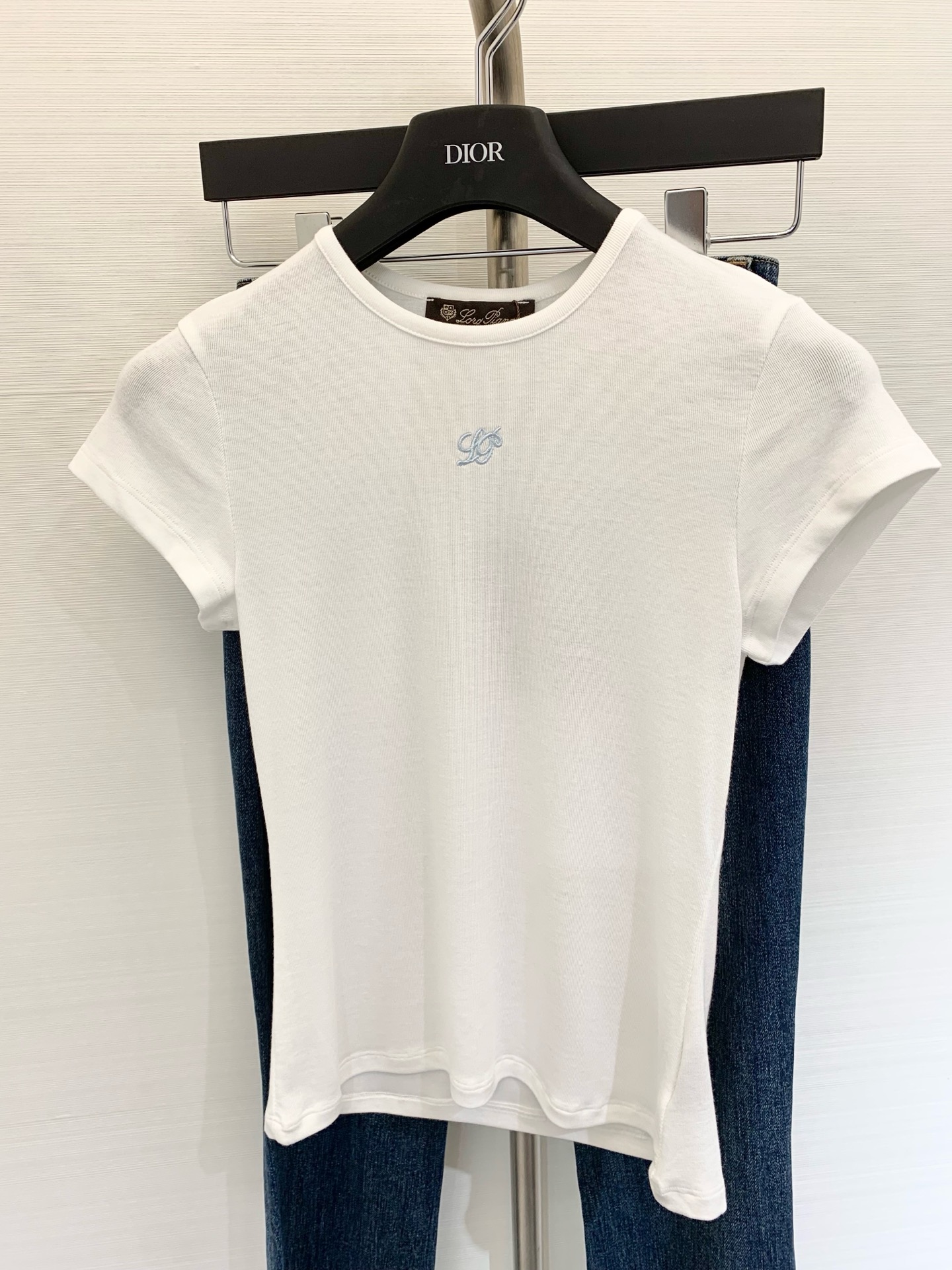 NO:411545,LP 2025 summer new style embroidered logo large elastic slim fit T-shirt, classic original collar design, slim fit style, easy outline body curve, all three colors are super versatile, white pure, light blue vibrant, navy blue high-end, suitable for different body shapes Color white hidden blue light blue SML, loro piano, tees, t-shirt, alexander wang19860909LP 2025 夏季新款 刺绣Logo大弹力修身T恤,经典原领设计,修身版型,轻松勾勒身材曲线,三个颜色都超百搭,白色纯净、淡蓝活力、藏蓝高级,适配不同身形 颜色白色 藏蓝 淡蓝 码数SML,,loro piana,tees，t-shirt,alexander wang,Women's clothing